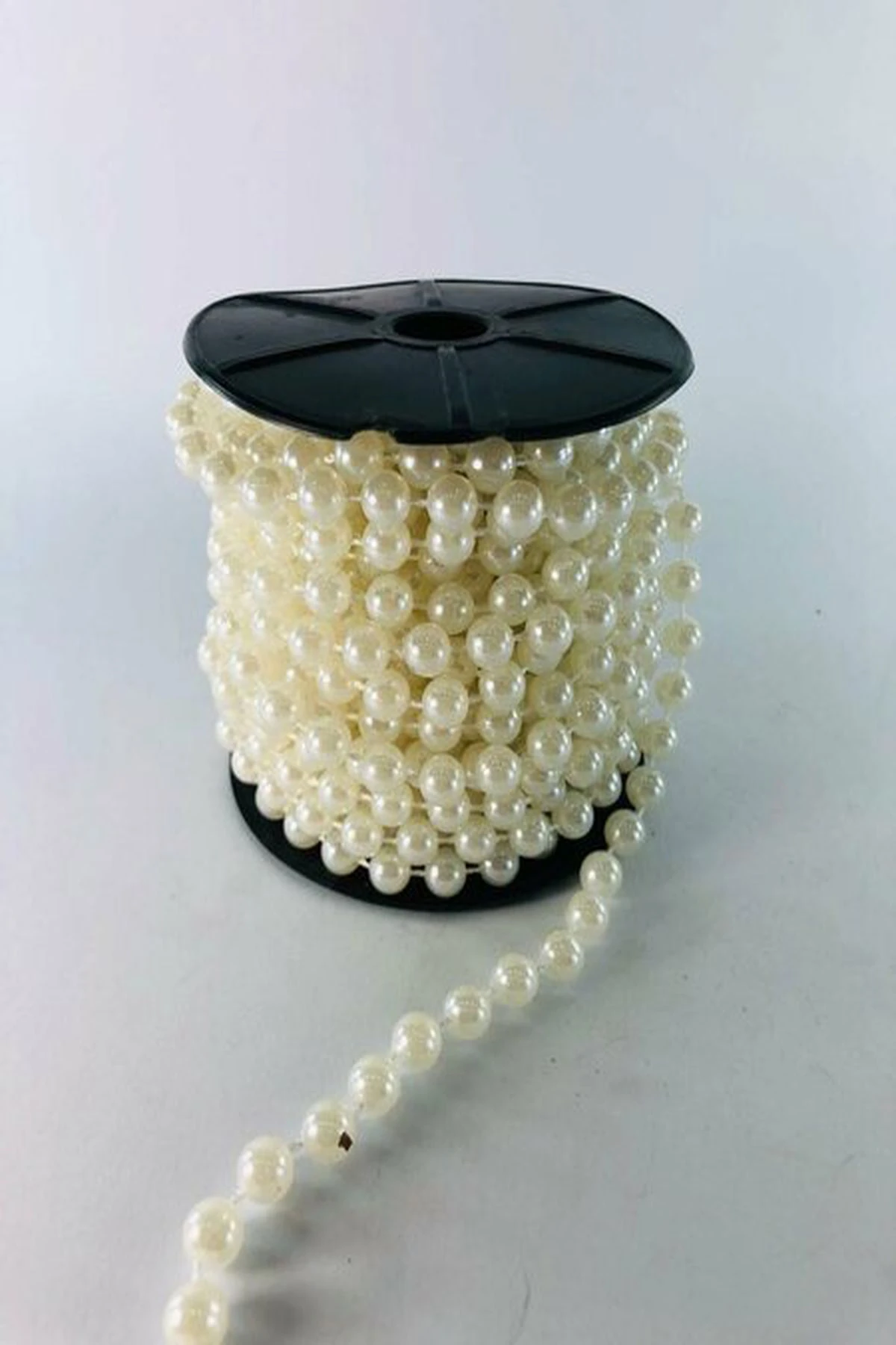 8 mm Beyaz Sabit Tam İnci Şerit – 10 Metre Dekoratif Boncuk ve Süsleme Şeridi