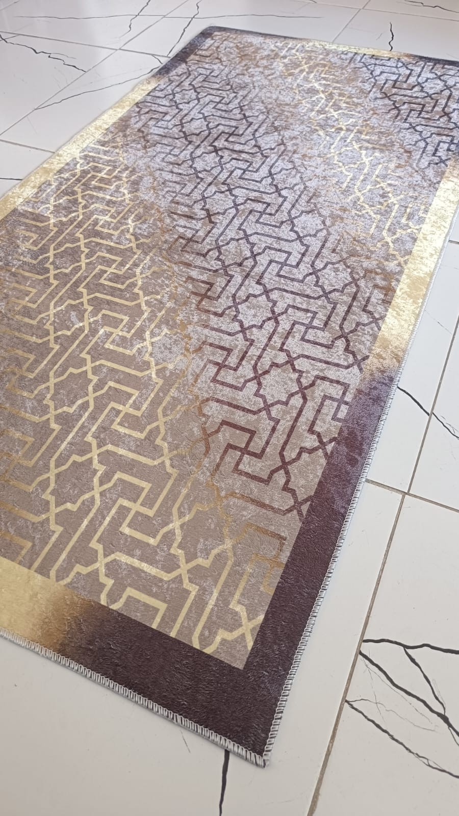 70 x 140 Dijital Baskılı Altın Geçişli Oryantal Desenli Yolluk – Kahve Zeminli, Kaymaz Taban, Silinebilir Lüks Halı