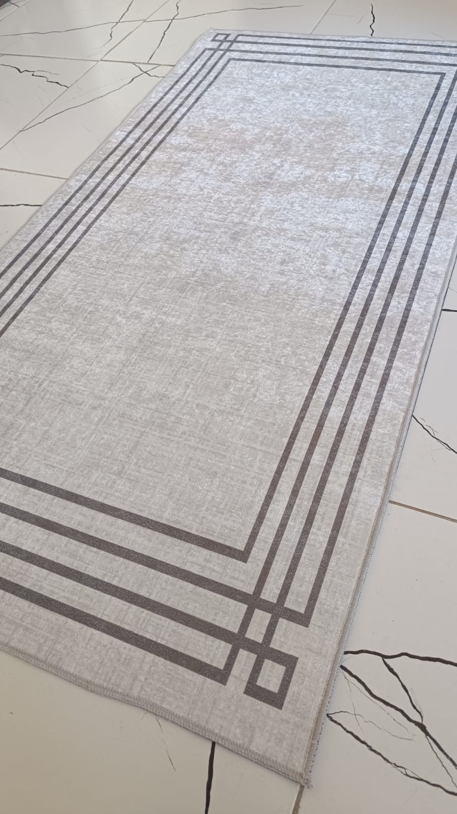 70 x 140 Dijital Baskılı Modern Çerçeve Desenli Yolluk – Gri Zeminli, Kaymaz Taban, Silinebilir Minimal Halı