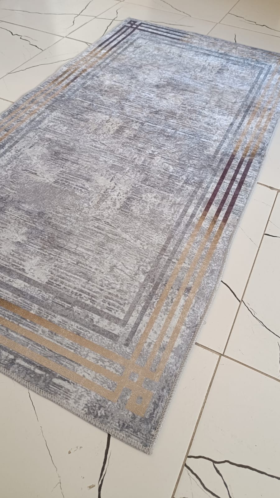 70 x 140 Dijital Baskılı Modern Gri Zeminli Yolluk – Altın ve Bordo Çerçeveli, Kaymaz Taban, Silinebilir Halı
