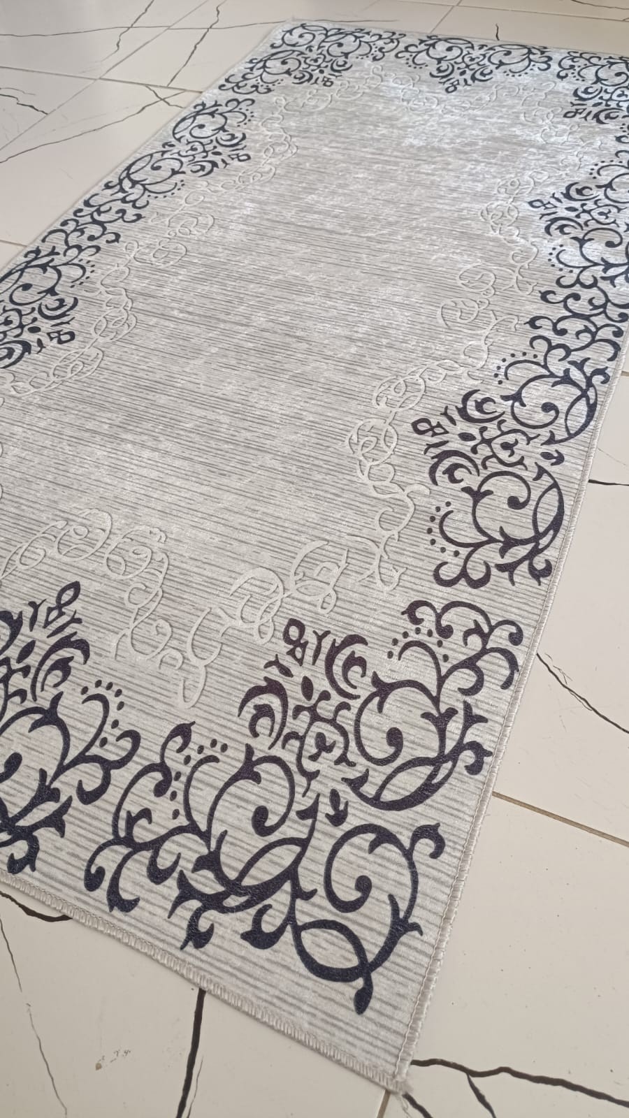70 x 140 Dijital Baskılı Klasik Lacivert Desenli Yolluk – Gümüş Gri Zeminli, Kaymaz Tabanlı, Silinebilir Ince Halı