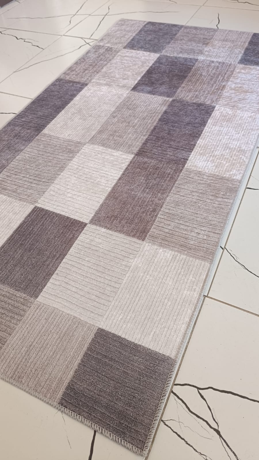 70 x 140 Modern Kare Blok Desenli Dijital Yolluk – Gri ve Kahve Tonlarında, Kaymaz Tabanlı, Silinebilir Halı
