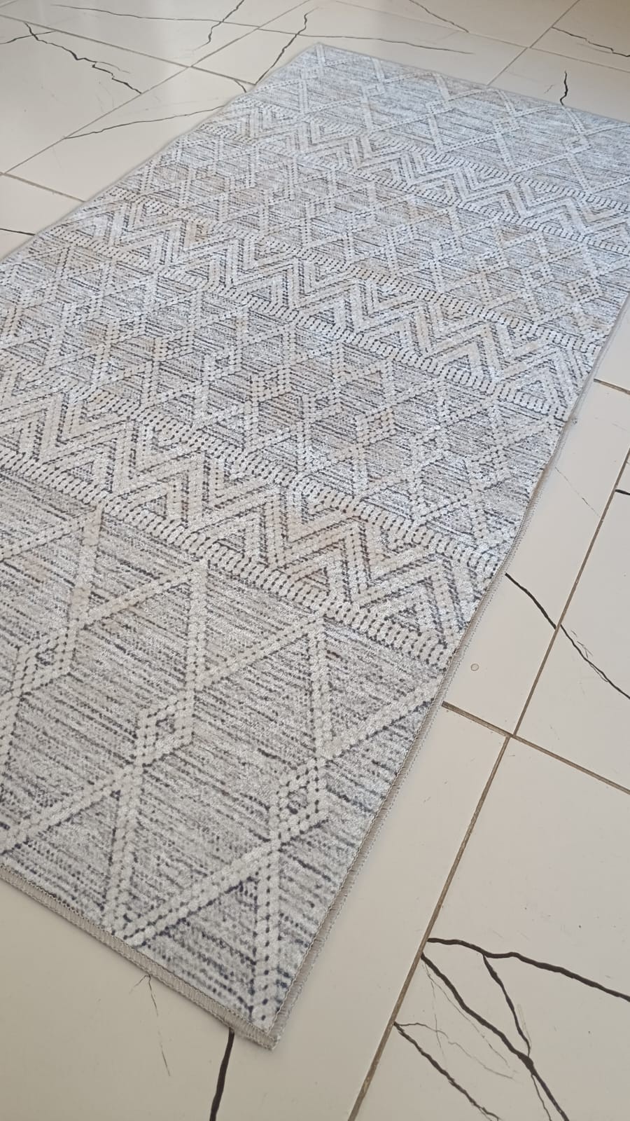 70 x 140 Dijital Baskılı Modern Gri Geometrik Desenli Yolluk – Kaymaz Tabanlı, Silinebilir, Ince Dokulu Halı
