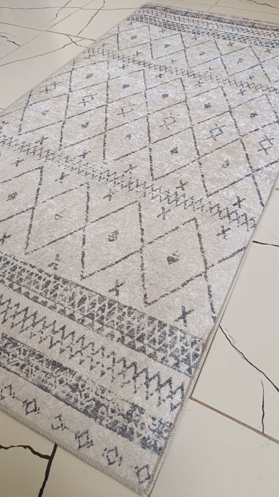 70 x 140 Dijital Baskılı Soft Gri Etnik Desenli Yolluk – Kaymaz Tabanlı, Silinebilir, Ince Dokulu Modern Halı