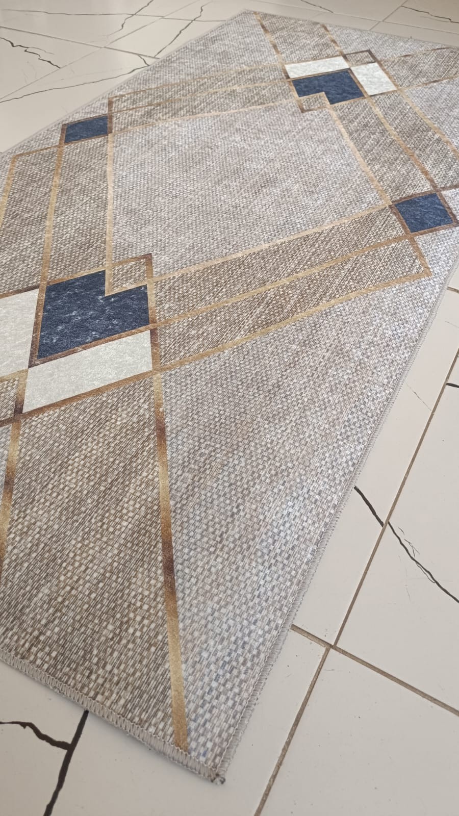 70 x 140 Geometrik Desenli Dijital Yolluk – Lacivert ve Altın Detaylı, Kaymaz Taban, Silinebilir