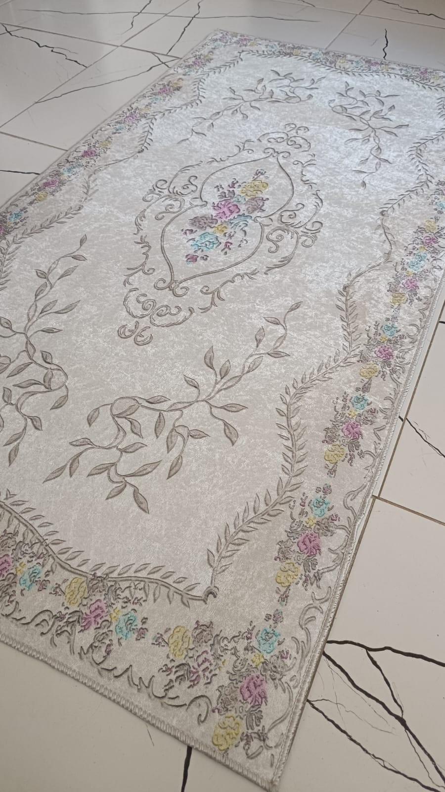 70 x 140 Klasik Çiçekli Desenli Dijital Yolluk – Pastel Renkli Bordür, Kaymaz Taban, Silinebilir Şık Halı