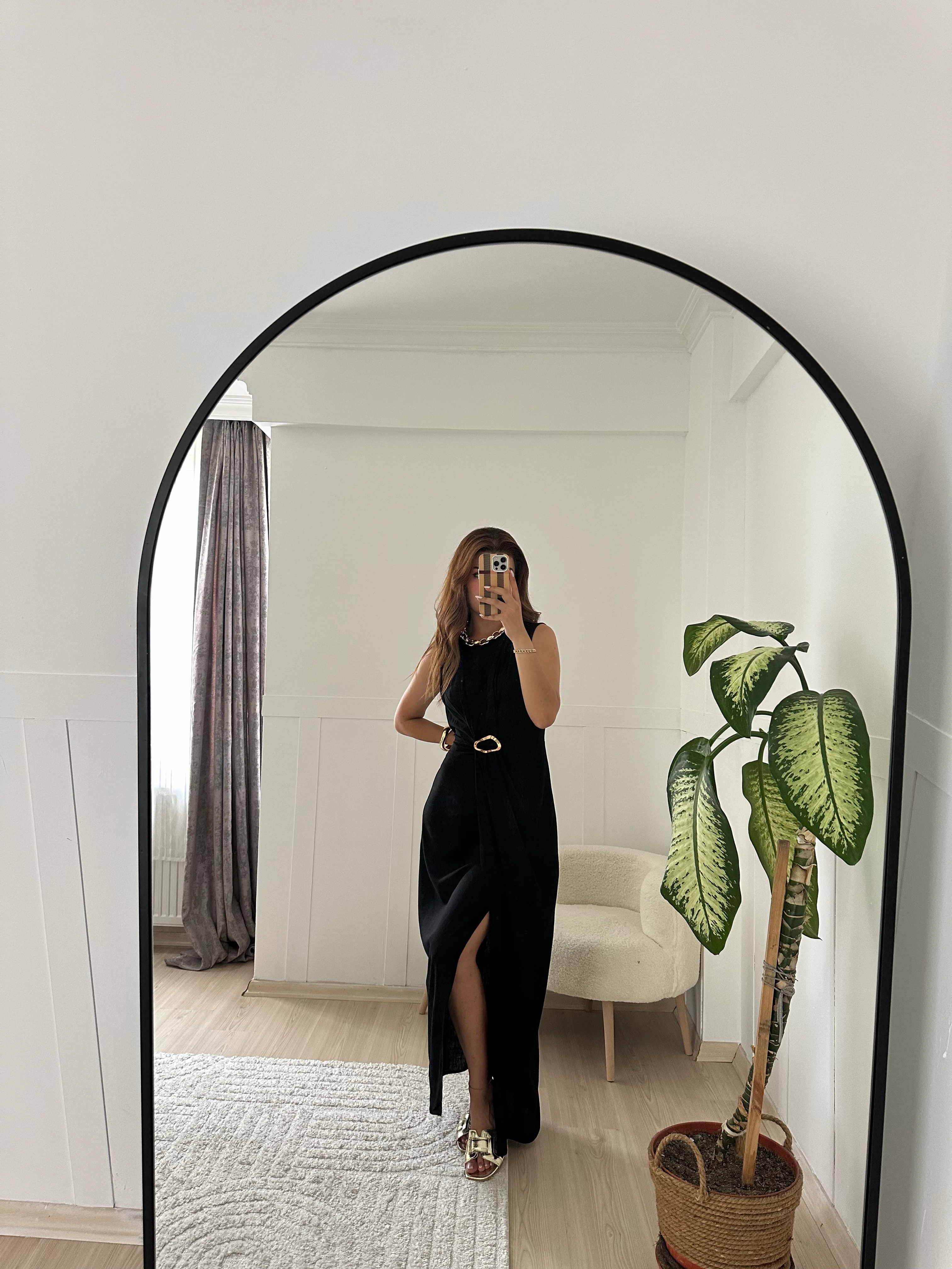 Aksesuarlı siyah keten elbise 