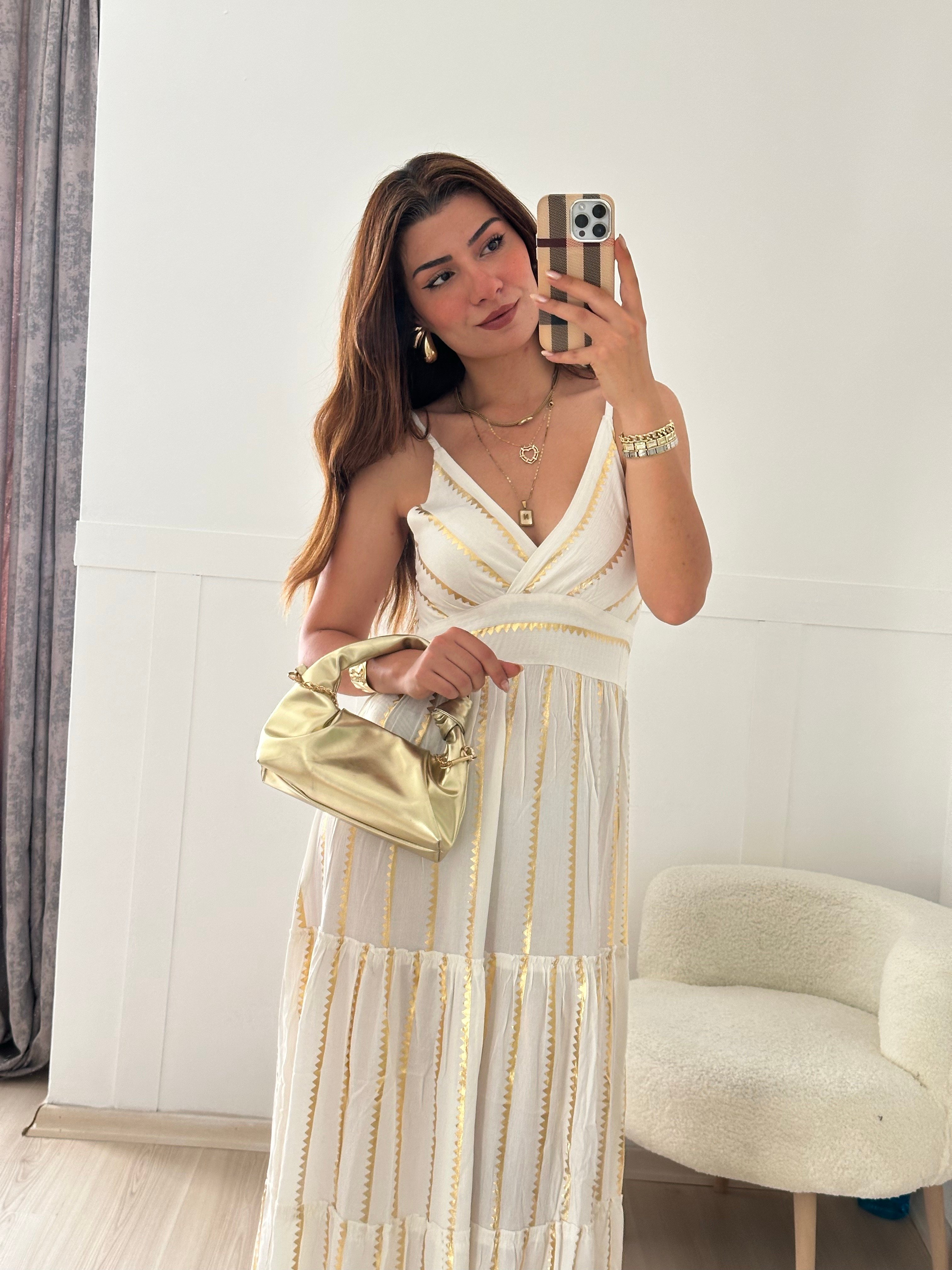 Gold detaylı beyaz elbise 
