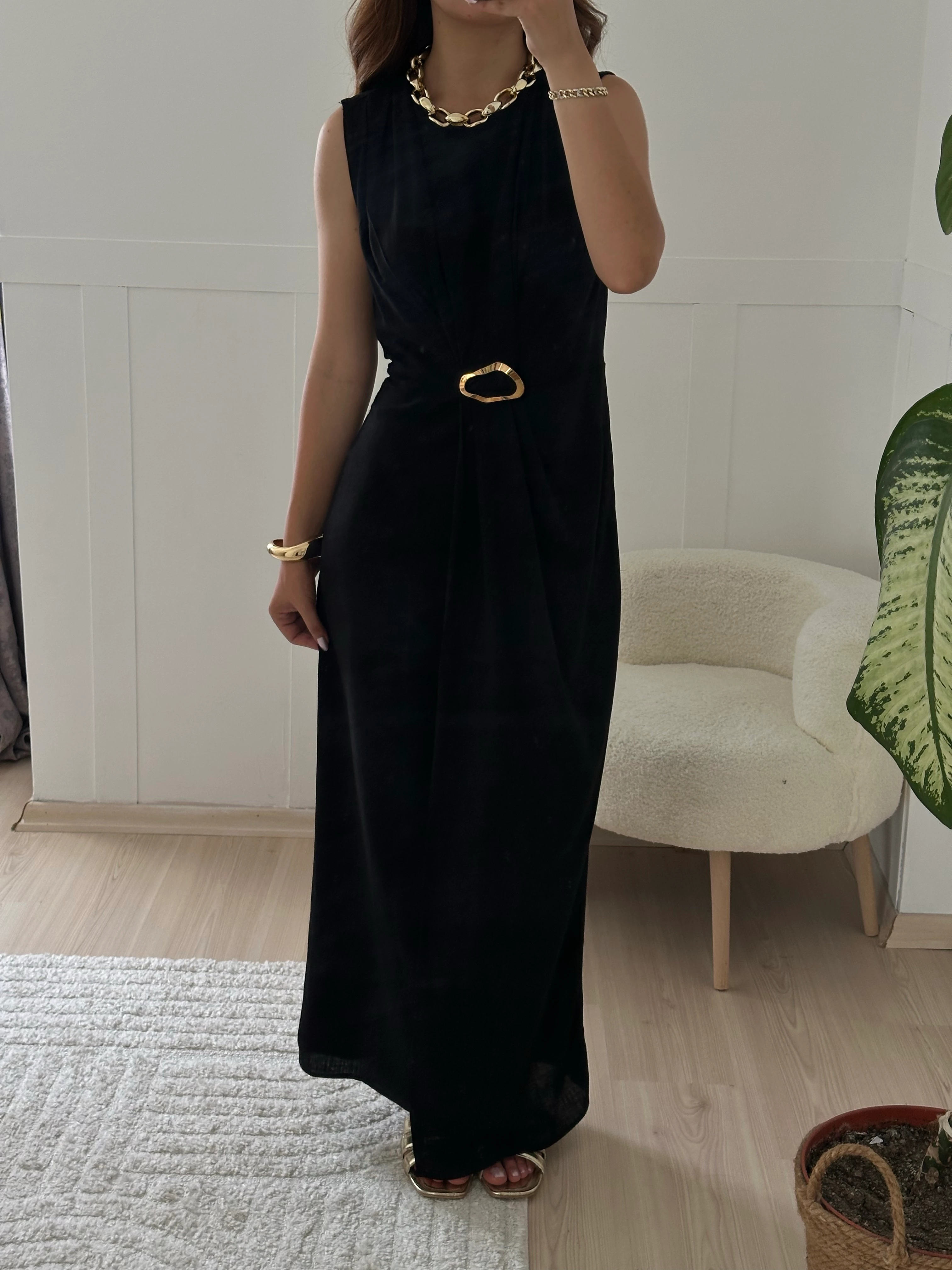 Aksesuarlı siyah keten elbise 