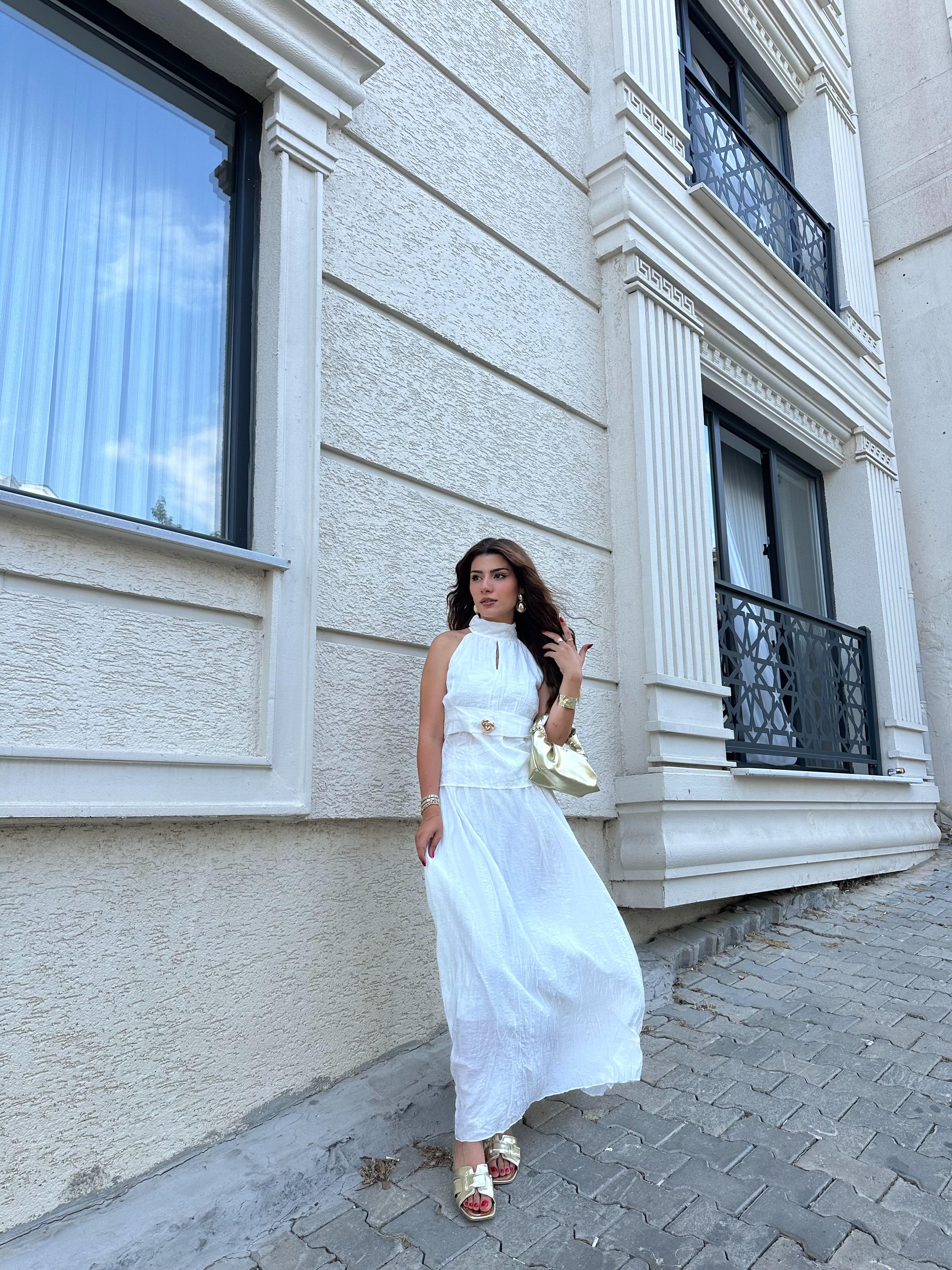 Beyaz halter yaka bluz etek takım