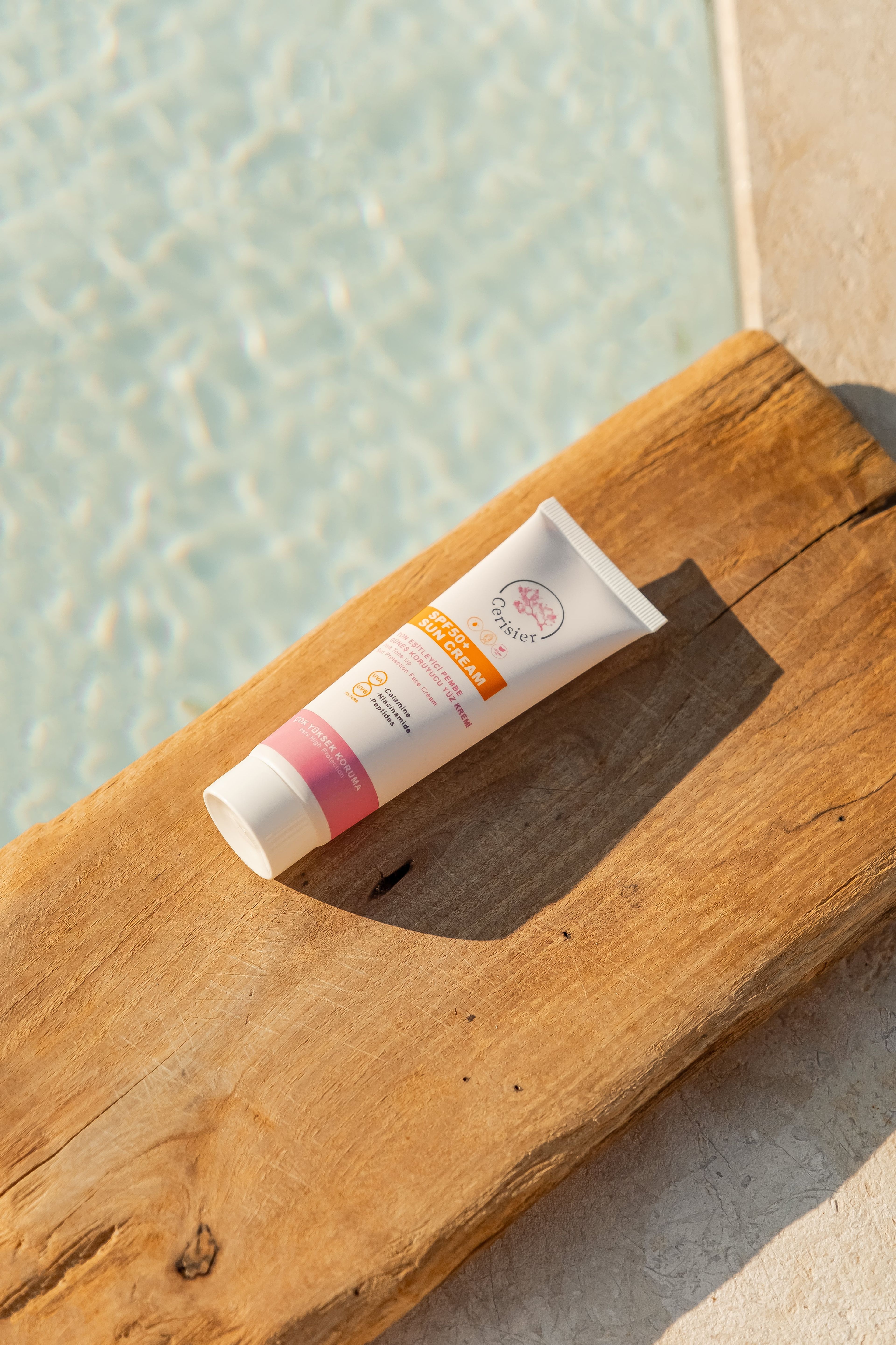 SPF 50+ Ton Eşitleyici Pembe Güneş Koruyucu Yüz Kremi