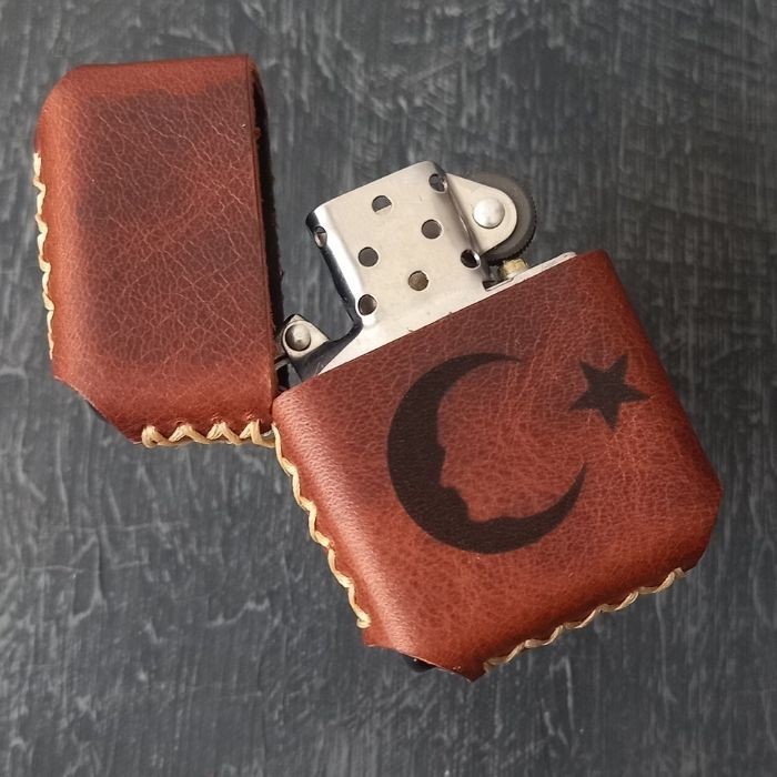 Türk Bayraklı Deri Kılıflı Benzinli Çakmak El Yapımı Deri Zippo Tarzı Çakmak