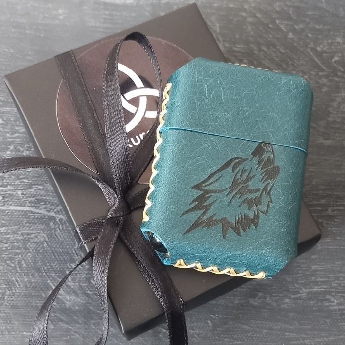 İsme Özel Deri Çakmak El Yapımı Deri Kılıflı Çakmak Kurt Desenli Mavi Zippo Tarzı Çakmak