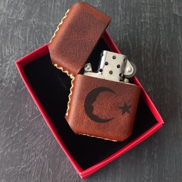 Türk Bayraklı Deri Kılıflı Benzinli Çakmak El Yapımı Deri Zippo Tarzı Çakmak