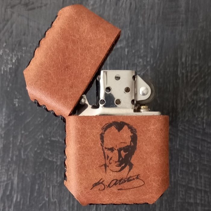 Atatürk Desenli Benzinli Çakmak Kişiye Özel Benzinli Çakmak Hakiki Deri Çakmak