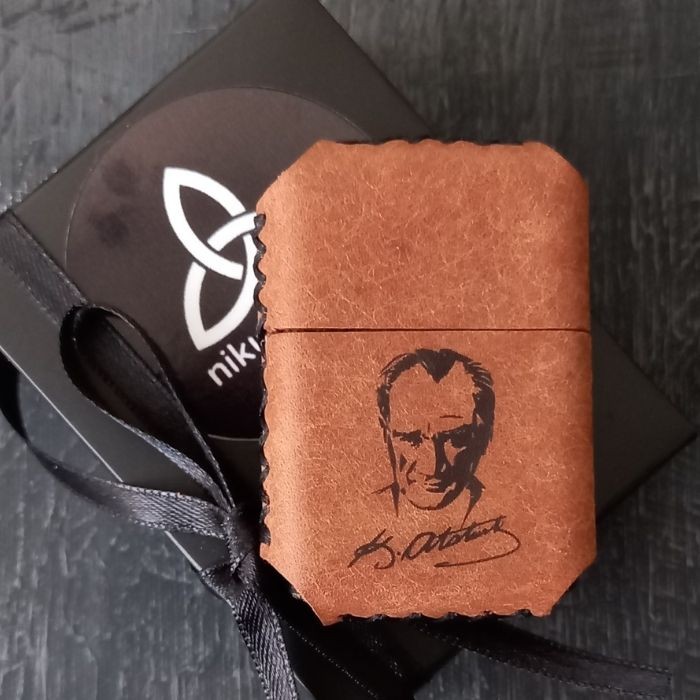 Atatürk Desenli Benzinli Çakmak Kişiye Özel Benzinli Çakmak Hakiki Deri Çakmak