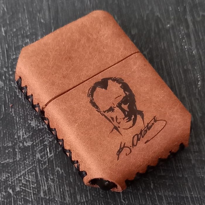 Atatürk Desenli Benzinli Çakmak Kişiye Özel Benzinli Çakmak Hakiki Deri Çakmak