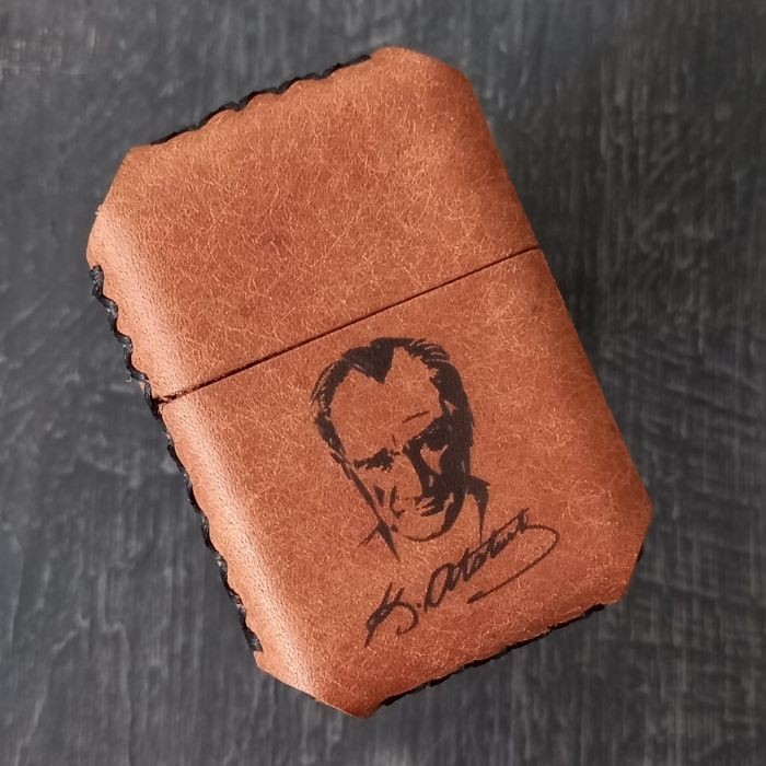 Atatürk Desenli Benzinli Çakmak Kişiye Özel Benzinli Çakmak Hakiki Deri Çakmak