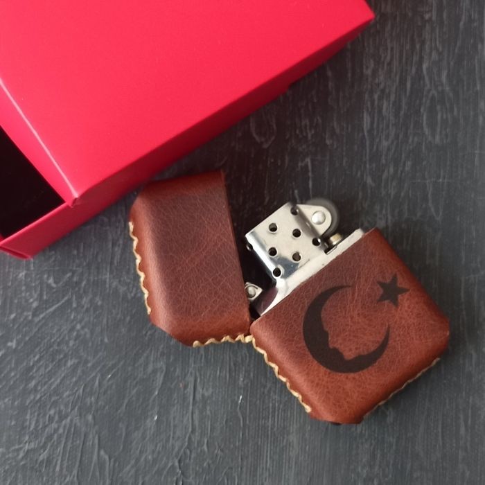 Türk Bayraklı Deri Kılıflı Benzinli Çakmak El Yapımı Deri Zippo Tarzı Çakmak