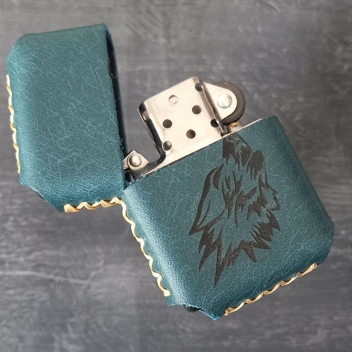 İsme Özel Deri Çakmak El Yapımı Deri Kılıflı Çakmak Kurt Desenli Mavi Zippo Tarzı Çakmak