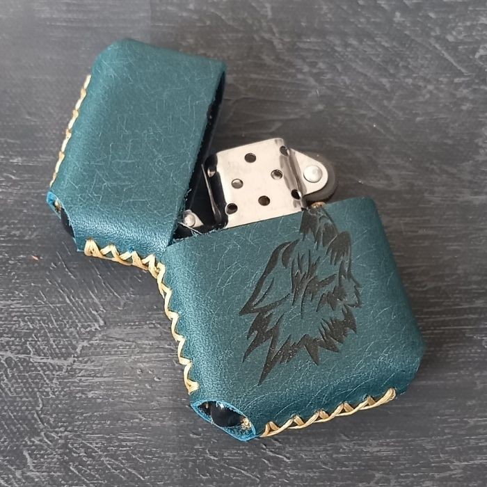 İsme Özel Deri Çakmak El Yapımı Deri Kılıflı Çakmak Kurt Desenli Mavi Zippo Tarzı Çakmak