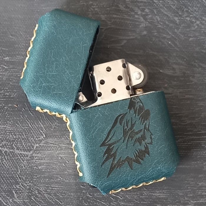 İsme Özel Deri Çakmak El Yapımı Deri Kılıflı Çakmak Kurt Desenli Mavi Zippo Tarzı Çakmak