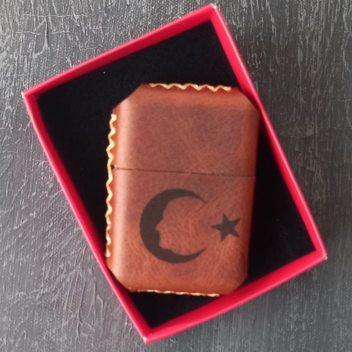 Türk Bayraklı Deri Kılıflı Benzinli Çakmak El Yapımı Deri Zippo Tarzı Çakmak