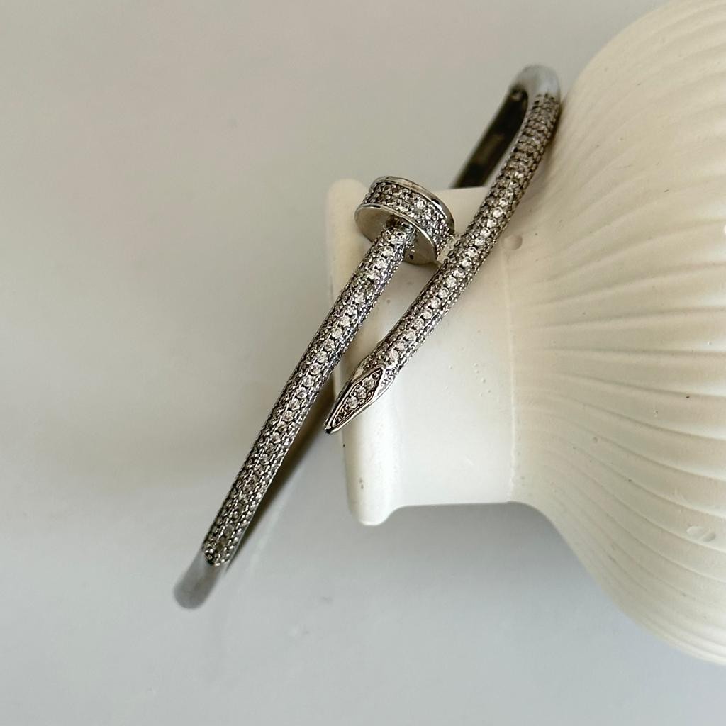 Zirkon Gümüş Renk Çivi Kelepçe (19 cm)