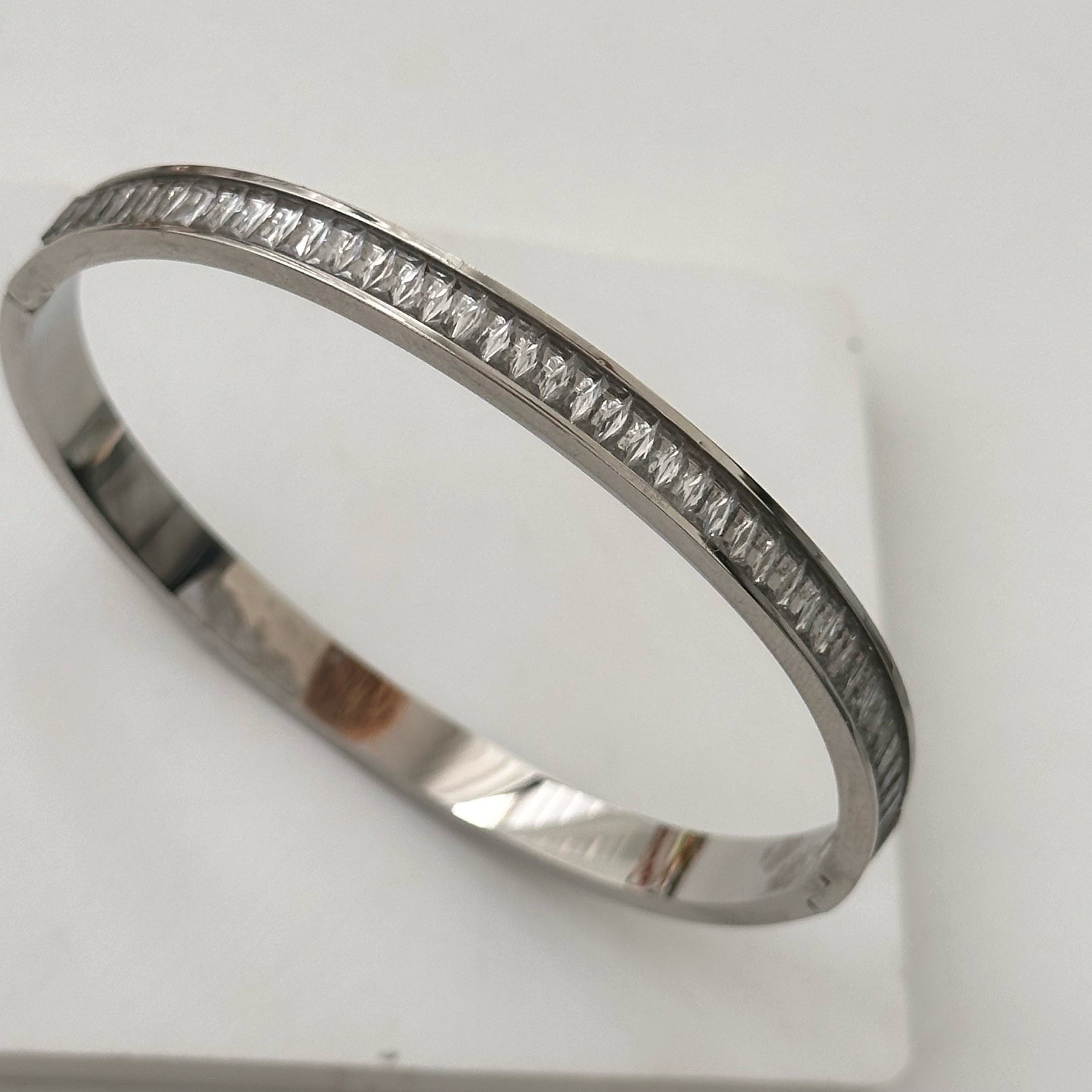 Çelik Gümüş Renk Sıra Taş Kelepçe (19 cm)