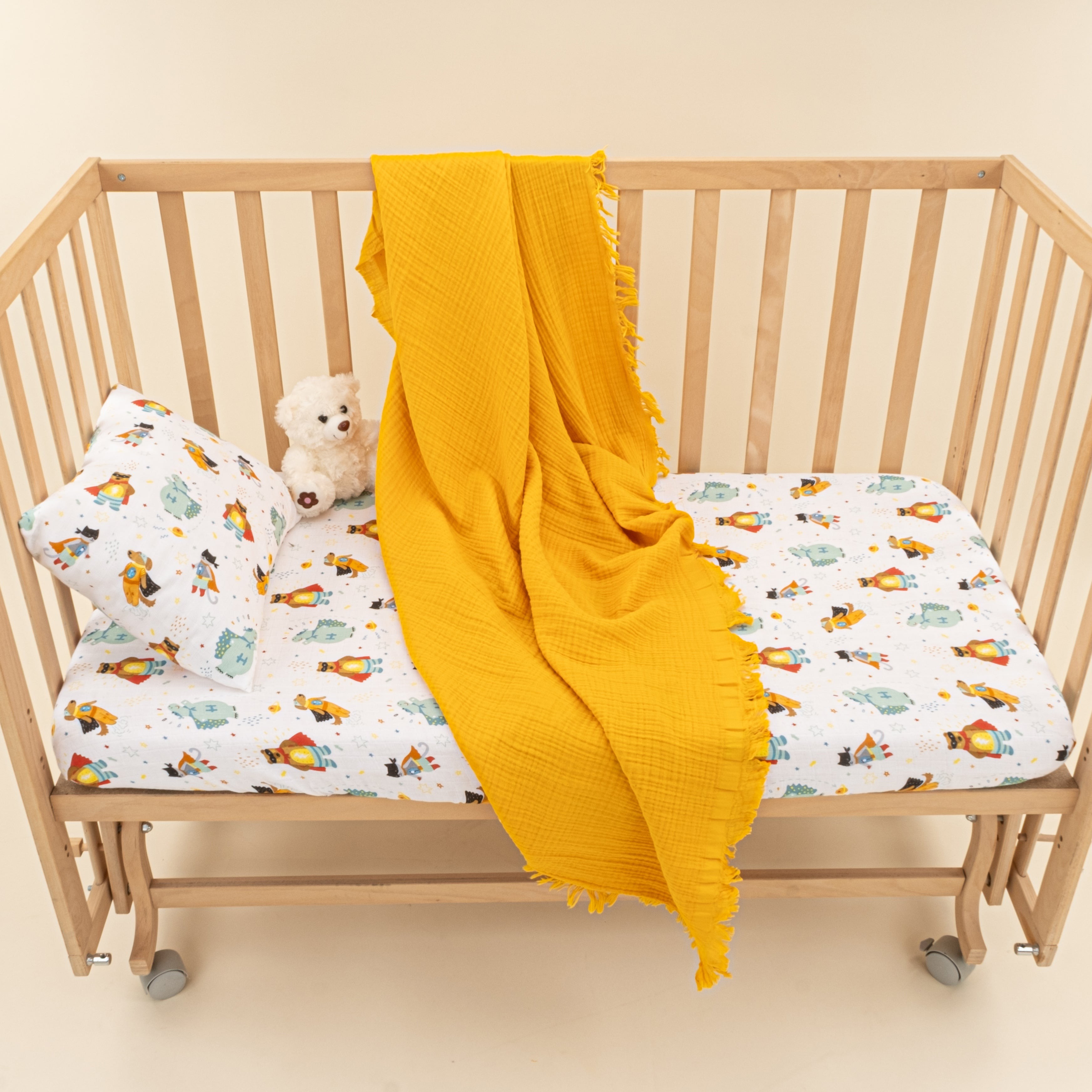Bebek Muslin Nevresim Seti (Dört Katlı Muslin Battaniye , Yorgan Kılıfı , Yastık Kılıfı , Lastikli Çarşaf) - Hardal Dört Katlı Muslin Battaniye - Hardal Muslin - Süper Kahramanlar