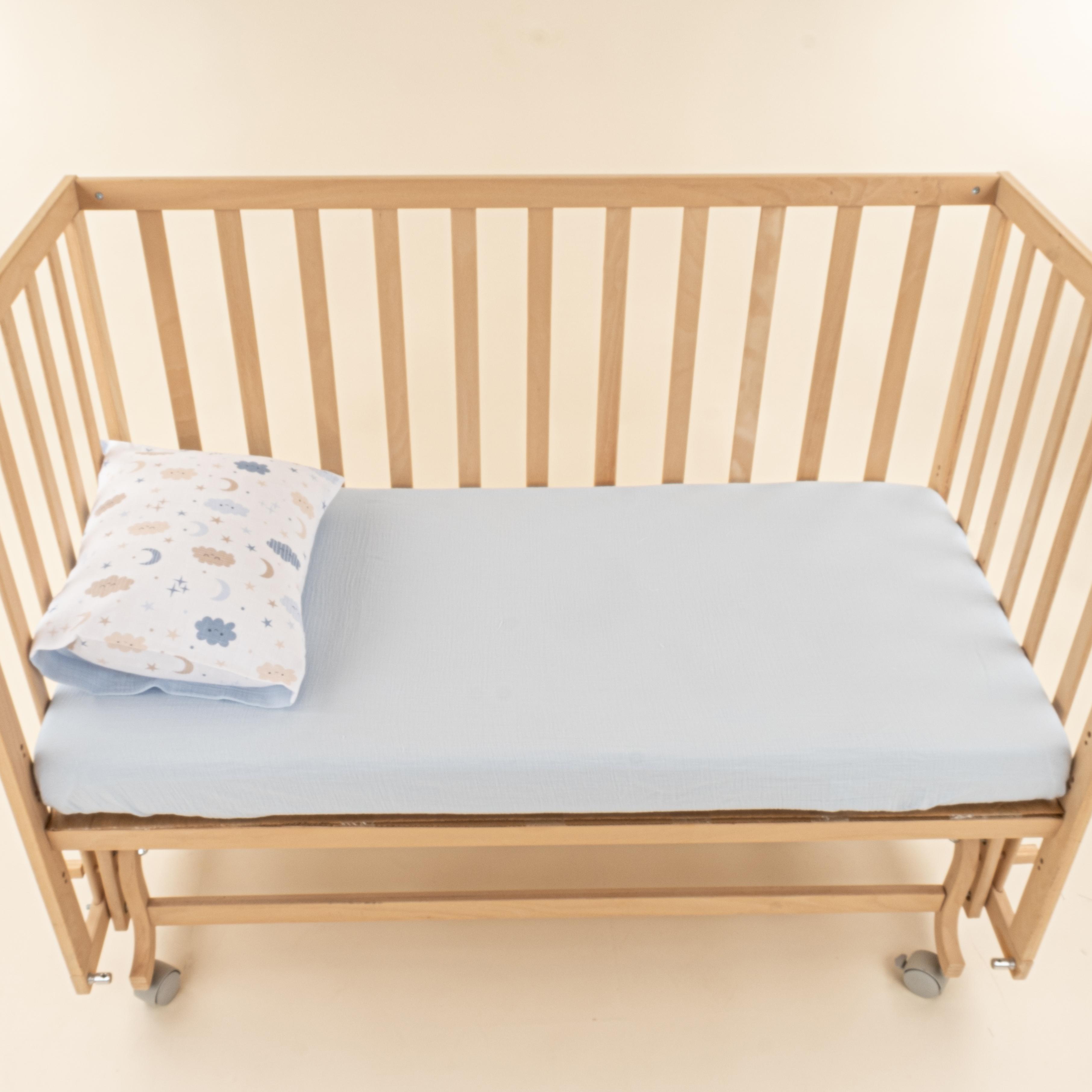 Bebek Lastikli Çarşaf ve Yastık Kılıfı - İki Katlı Organik Muslin - Bebe mavi  - mavi bulut