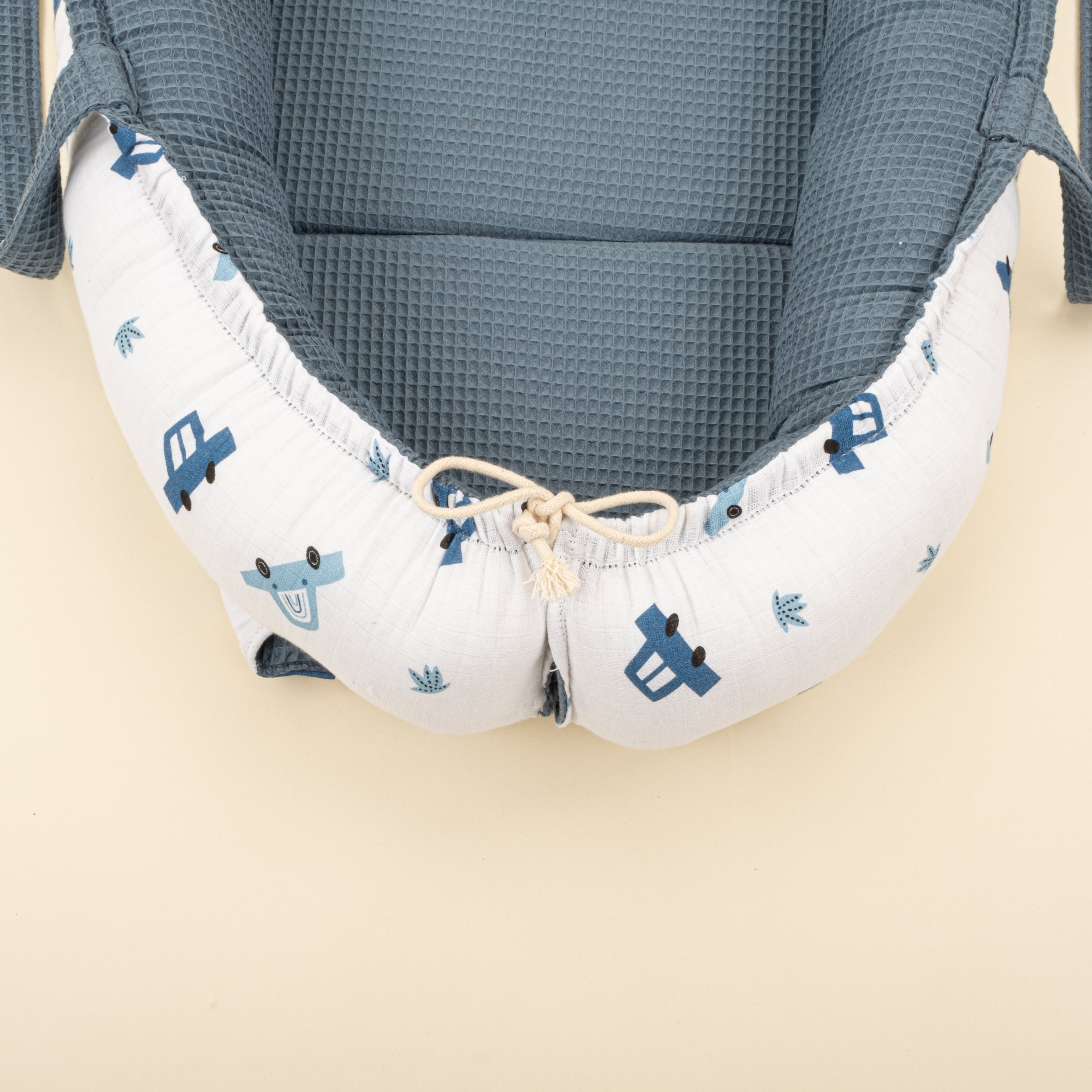 Babynest ve Yastık- Çift Taraflı - Koyu Mavi Petek - Mavi Arabalar