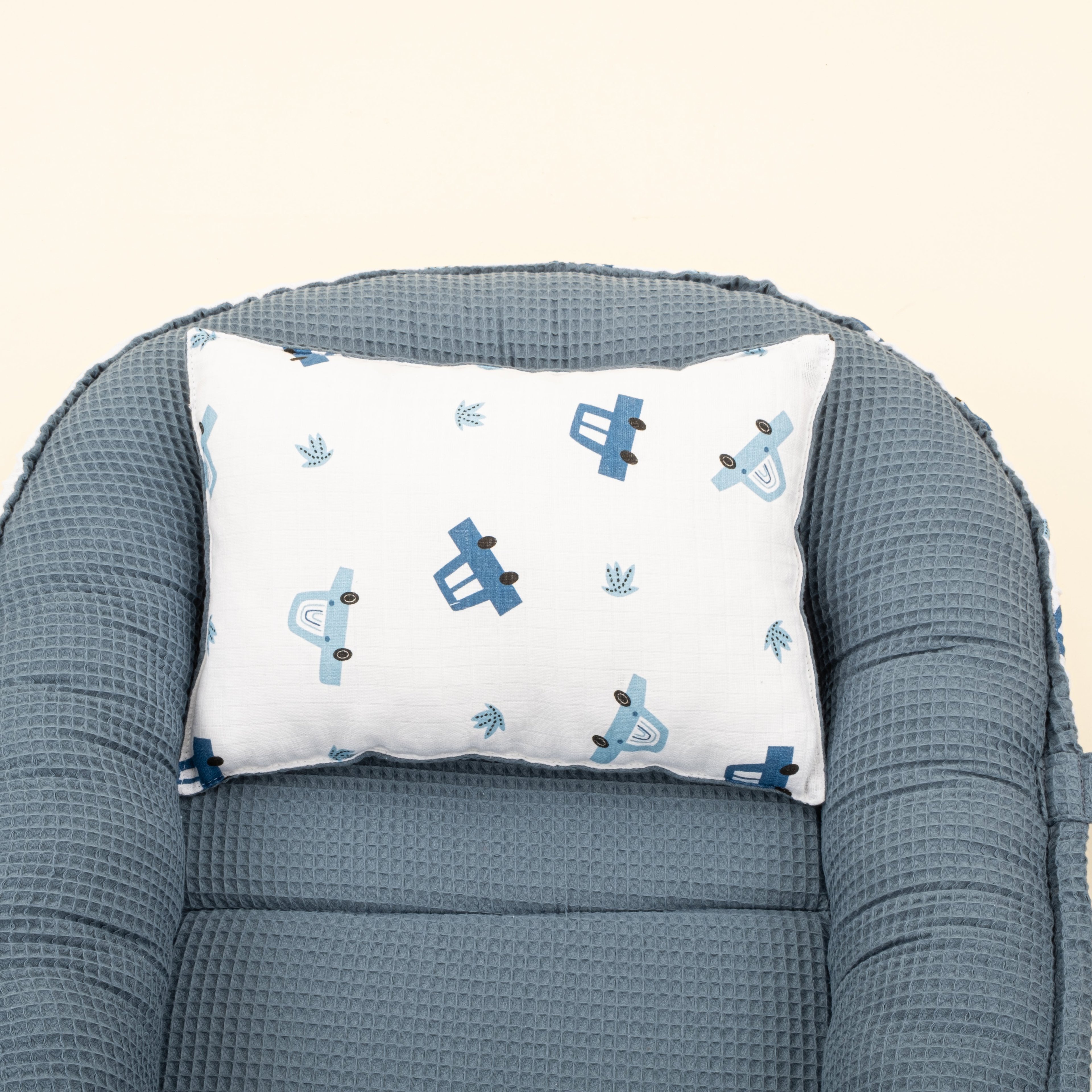 Babynest ve Yastık- Çift Taraflı - Koyu Mavi Petek - Mavi Arabalar
