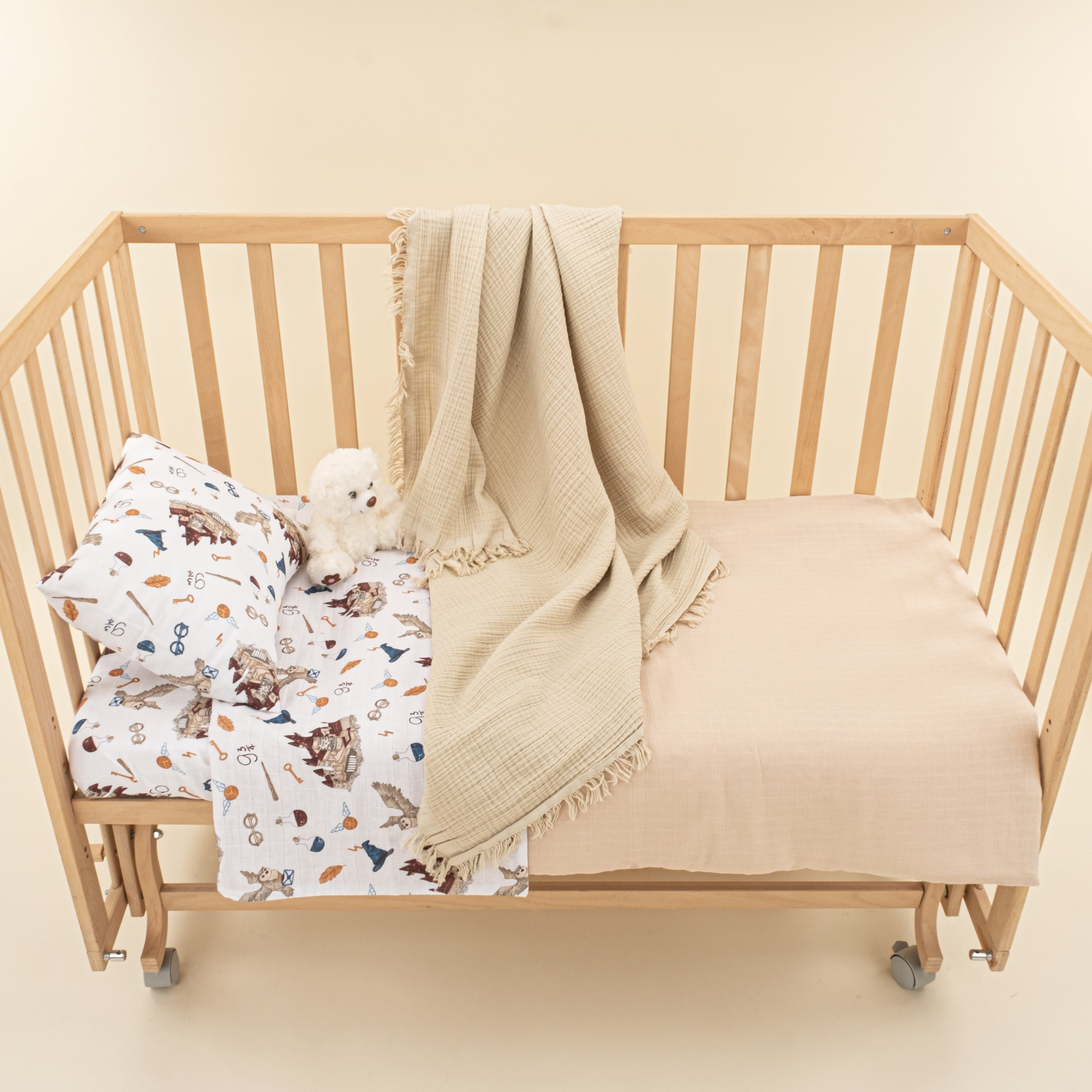 Bebek Muslin Nevresim Seti (Dört Katlı Muslin Battaniye , Yorgan Kılıfı , Yastık Kılıfı , Lastikli Çarşaf) - Taş Dört Katlı Muslin Battaniye - Kumsal Beji Muslin - Harry