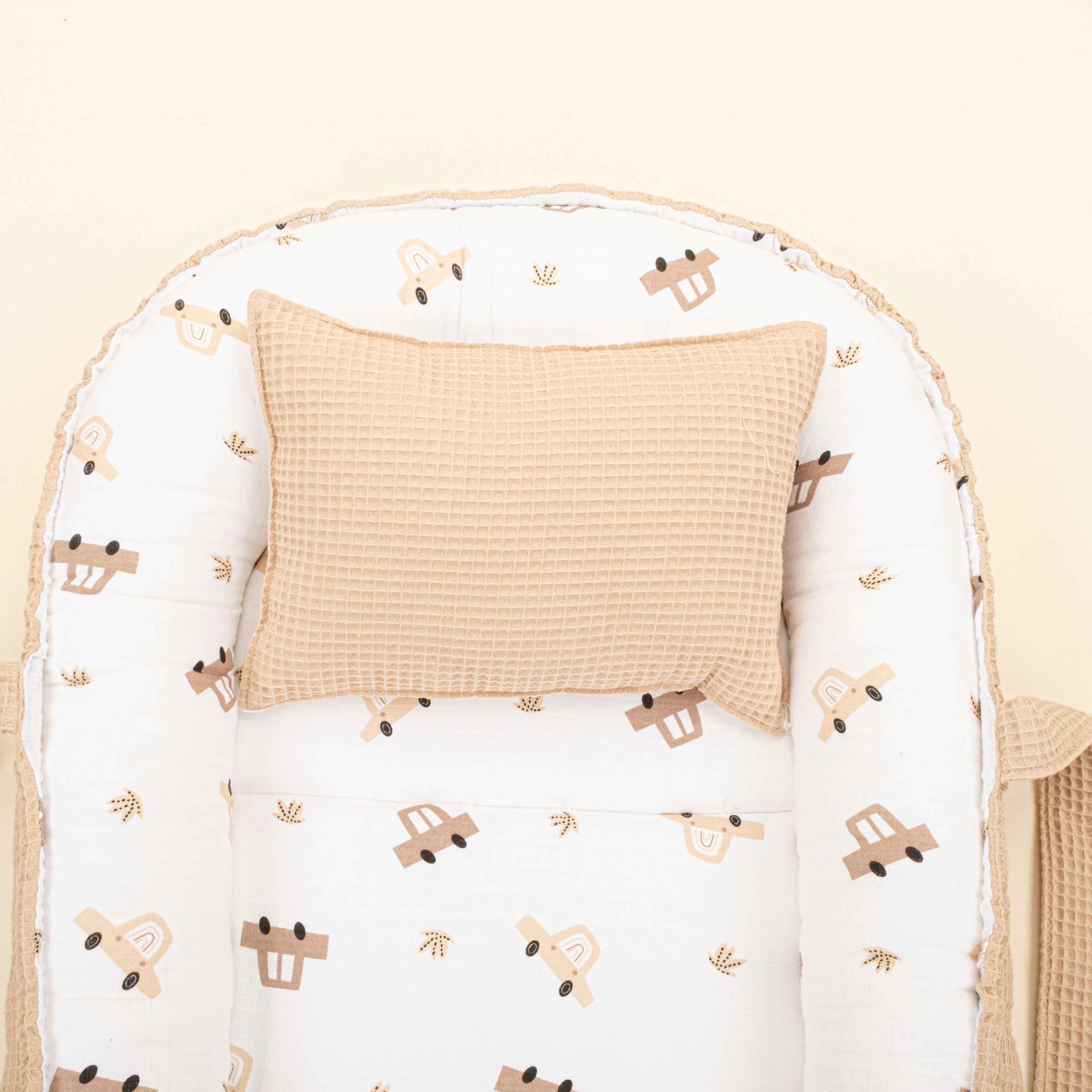 Babynest ve Yastık- Çift Taraflı - Bej Petek - Kahverengi Arabalar