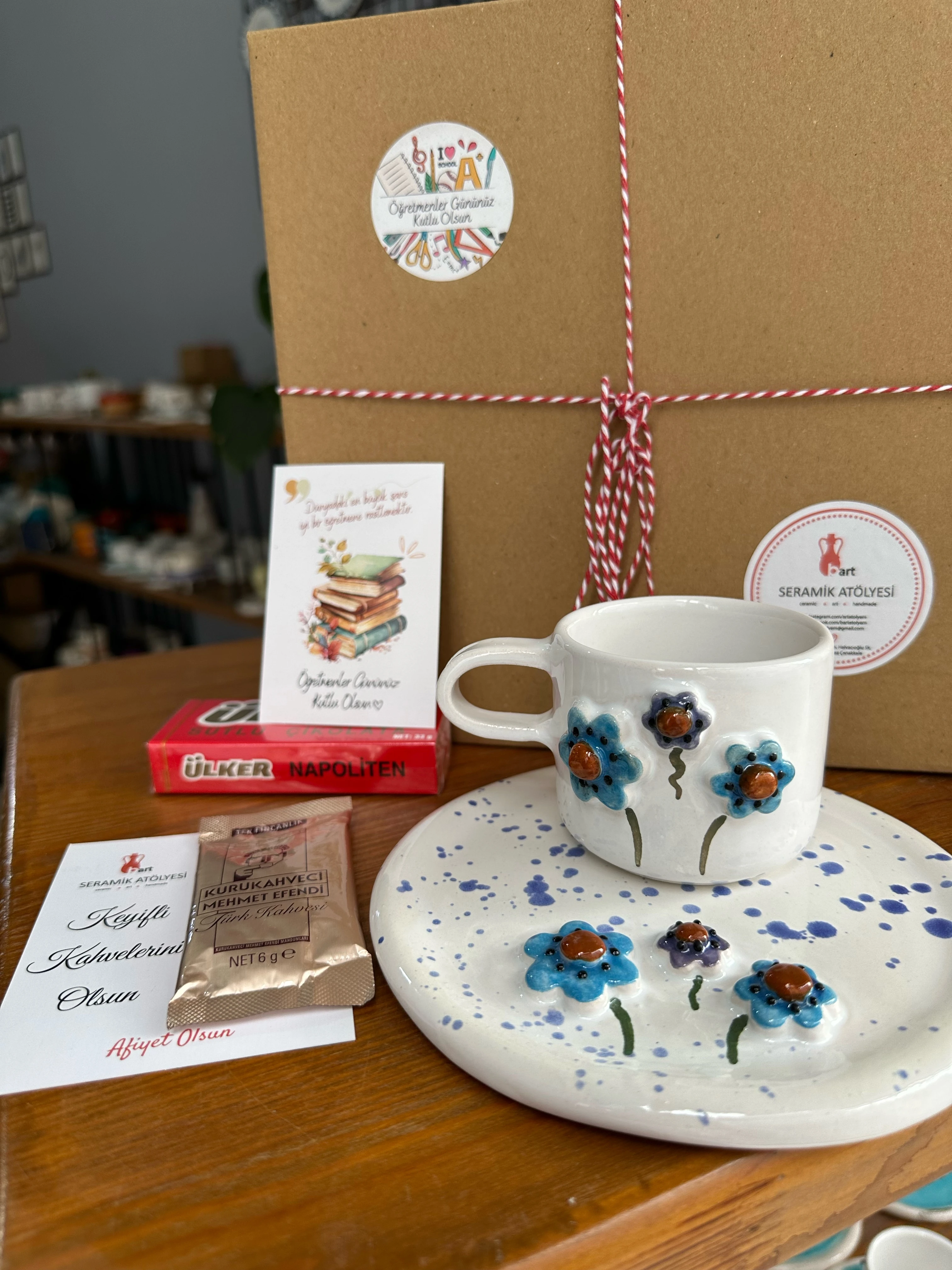 Çiçek fincan öğretmenler günü kutusu 