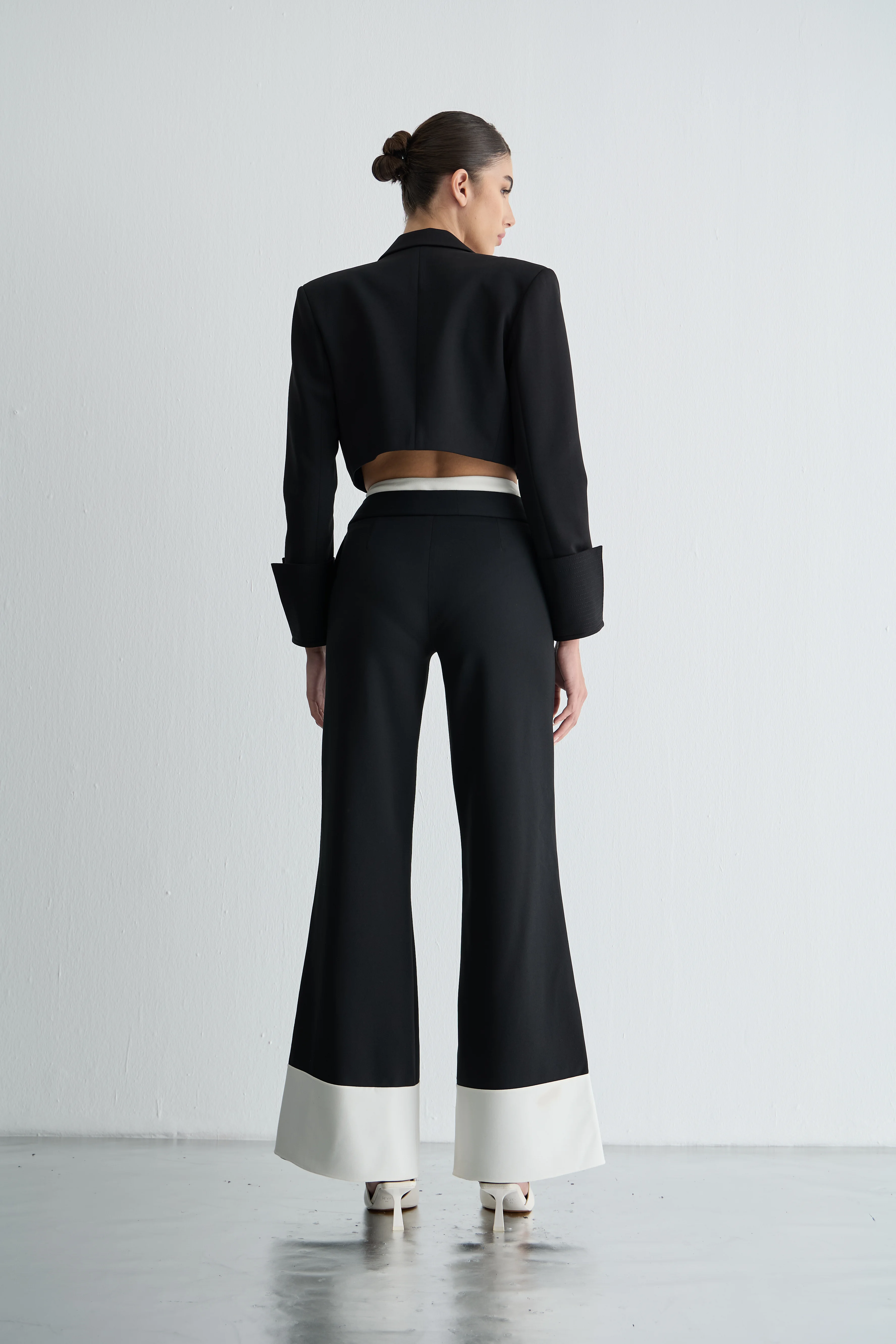 Paçaları Beyaz Detaylı Siyah Pantolon