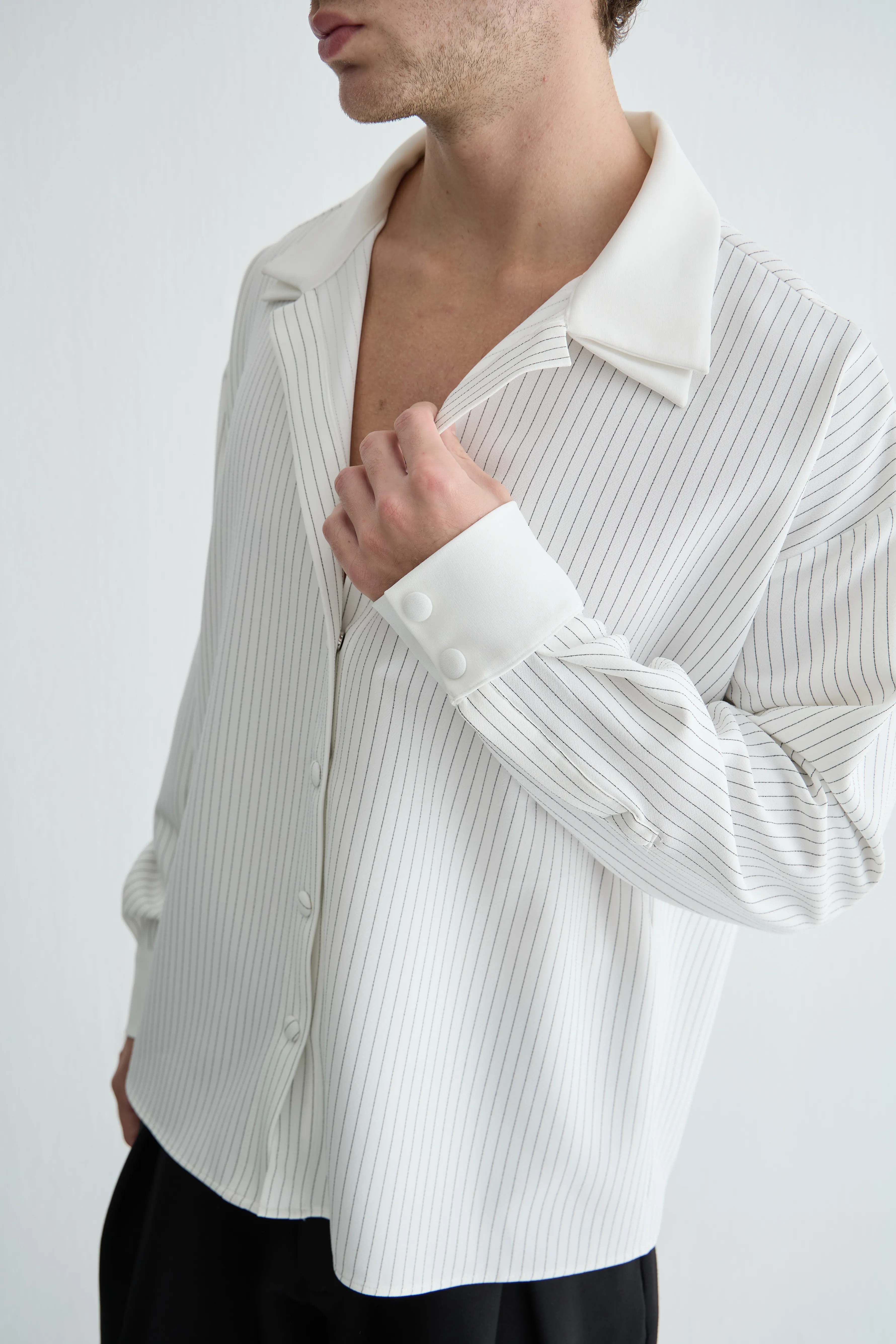 Beyaz Çizgili Gömlek