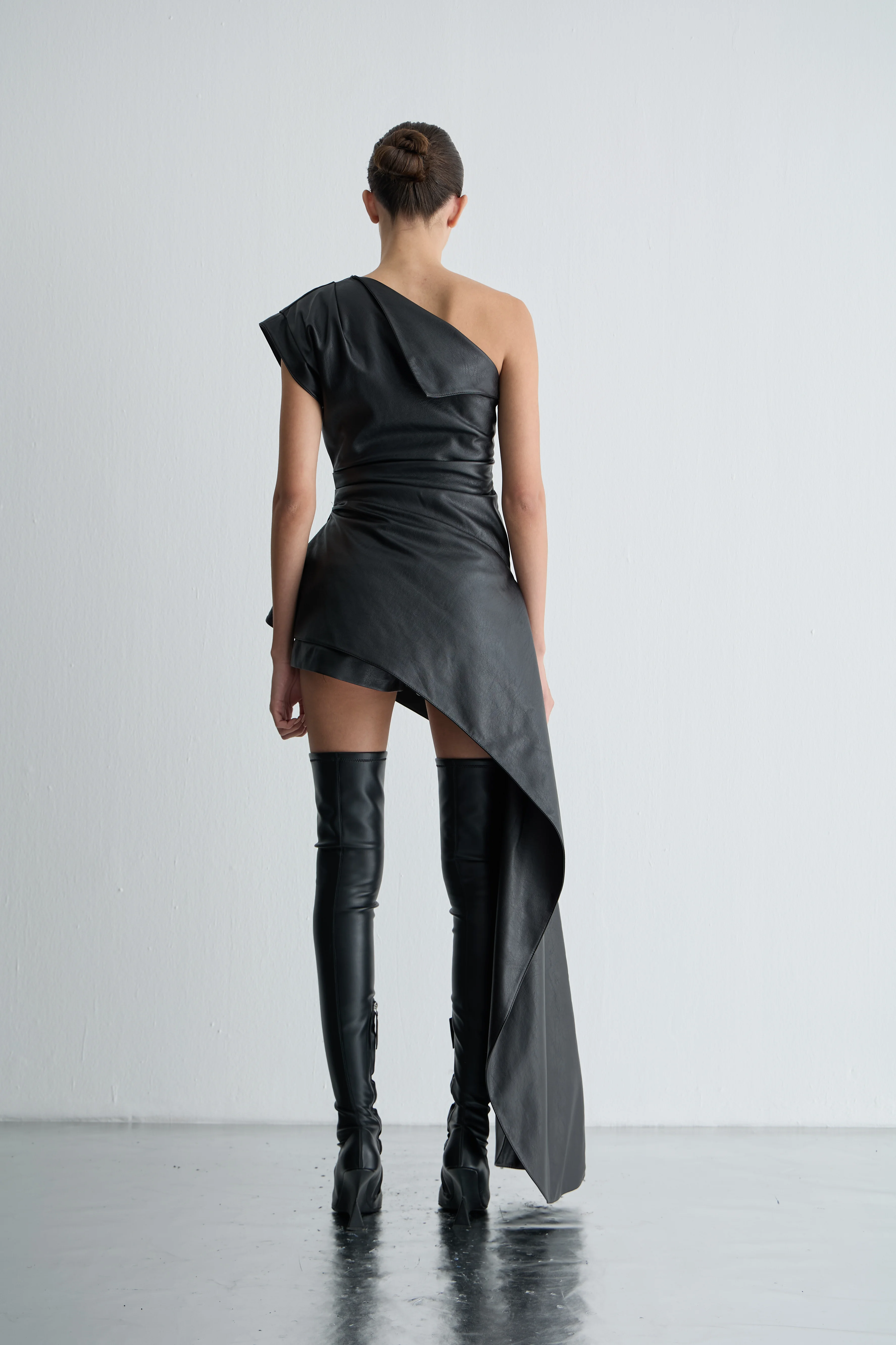 Asimetrik Tek Tarafı Kuyruklu Deri Bluz