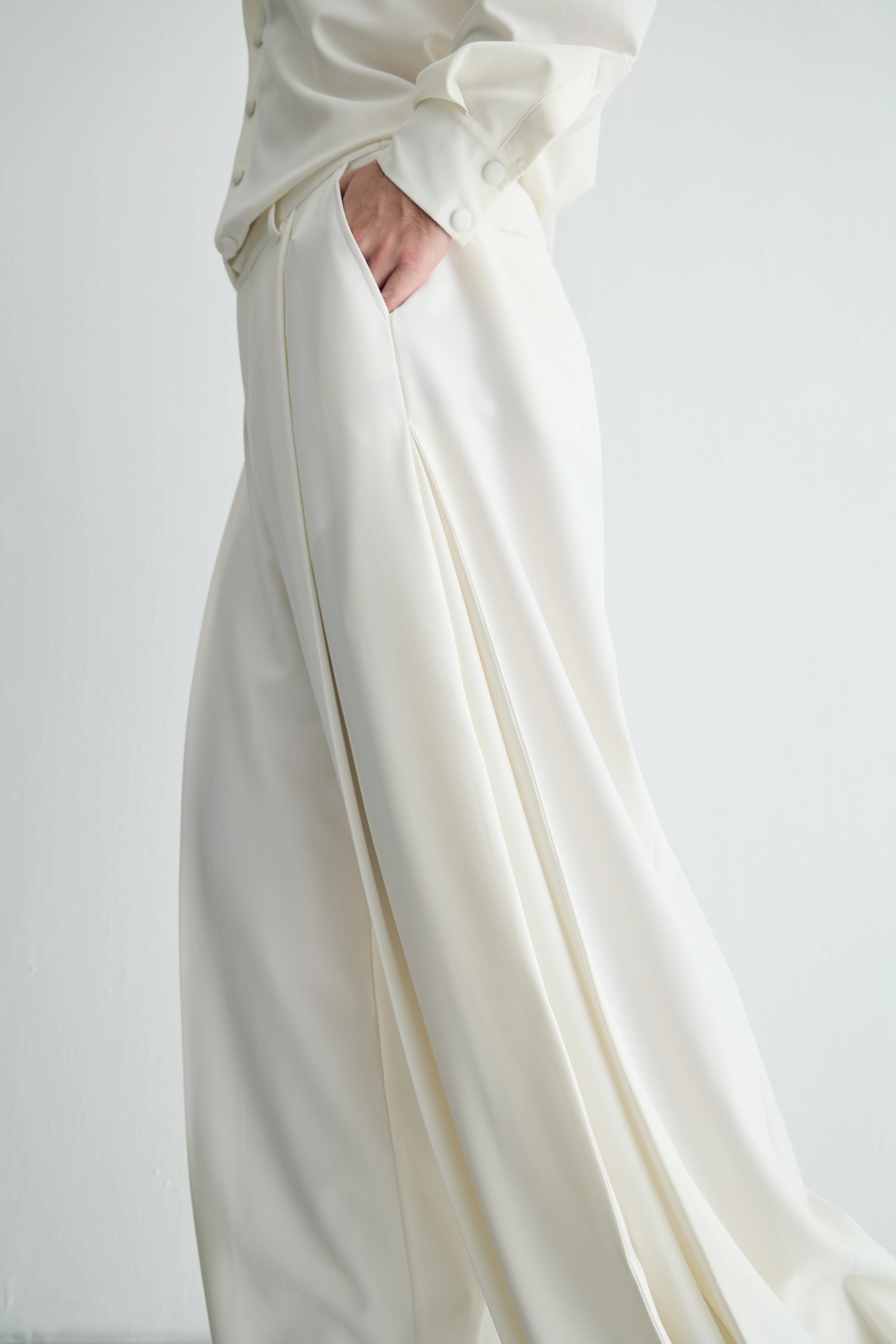 Beyaz Pileli Pantolon