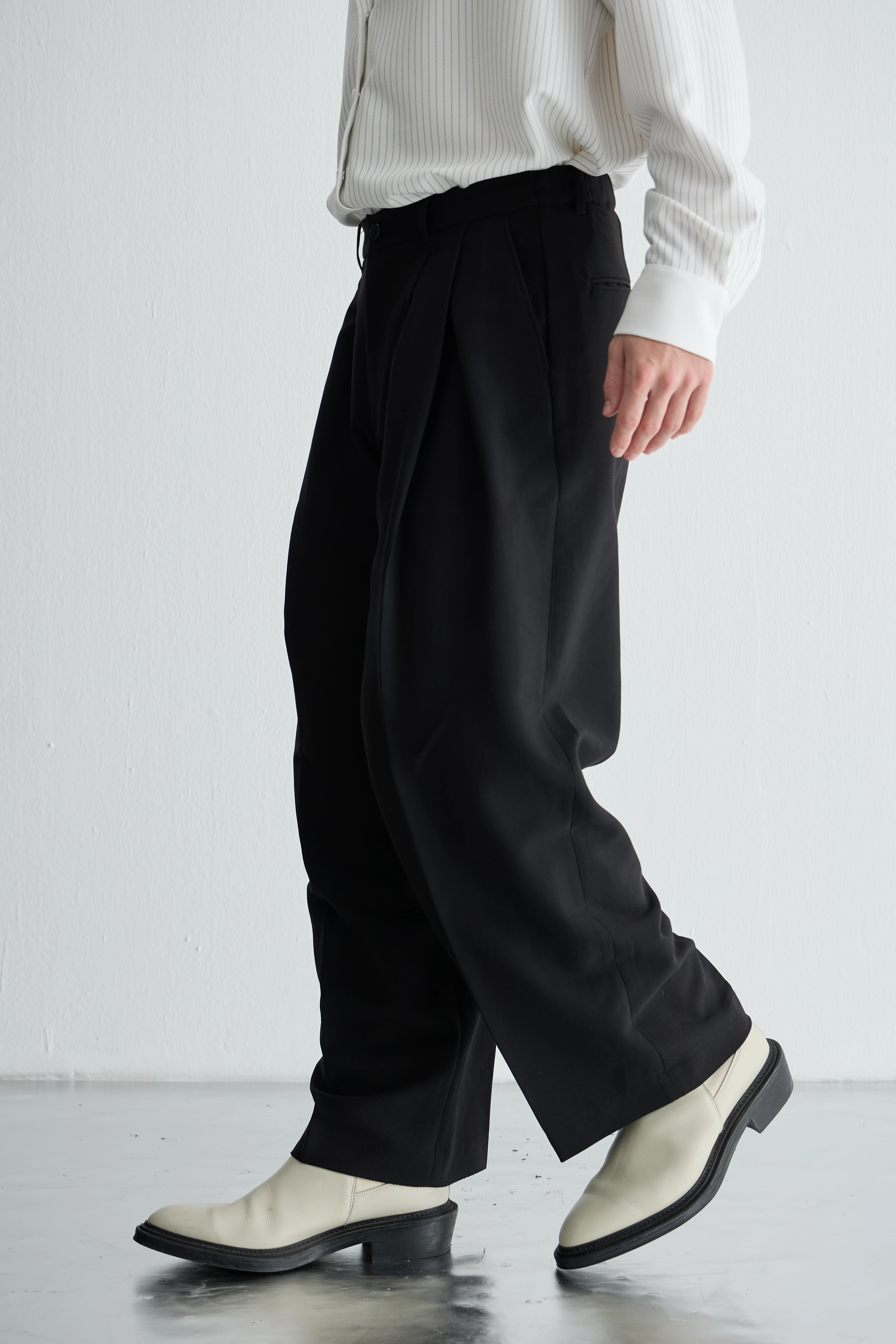 Siyah Pileli Pantolon