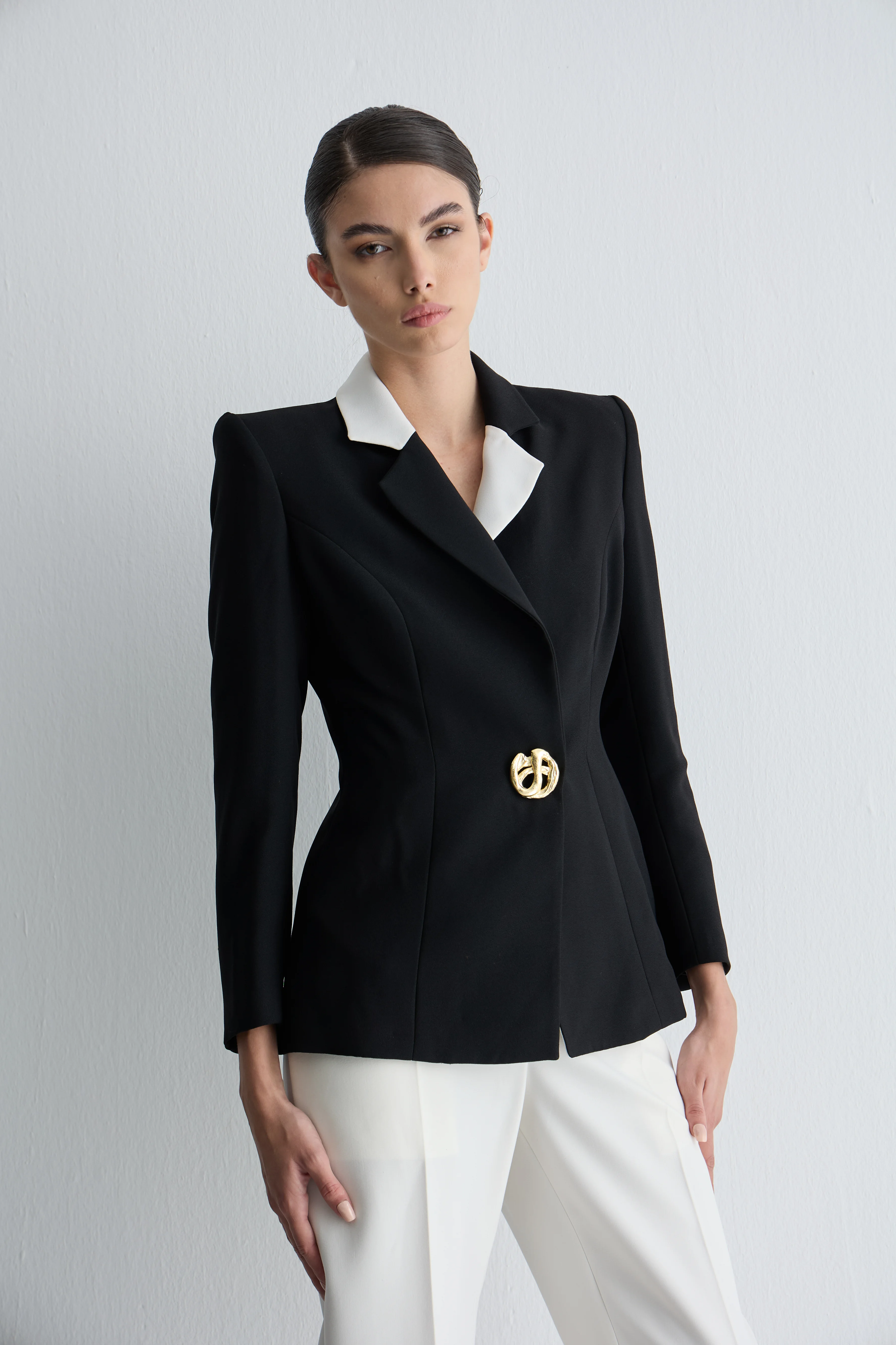 Beyaz Yaka Detaylı Siyah Oturan Ceket