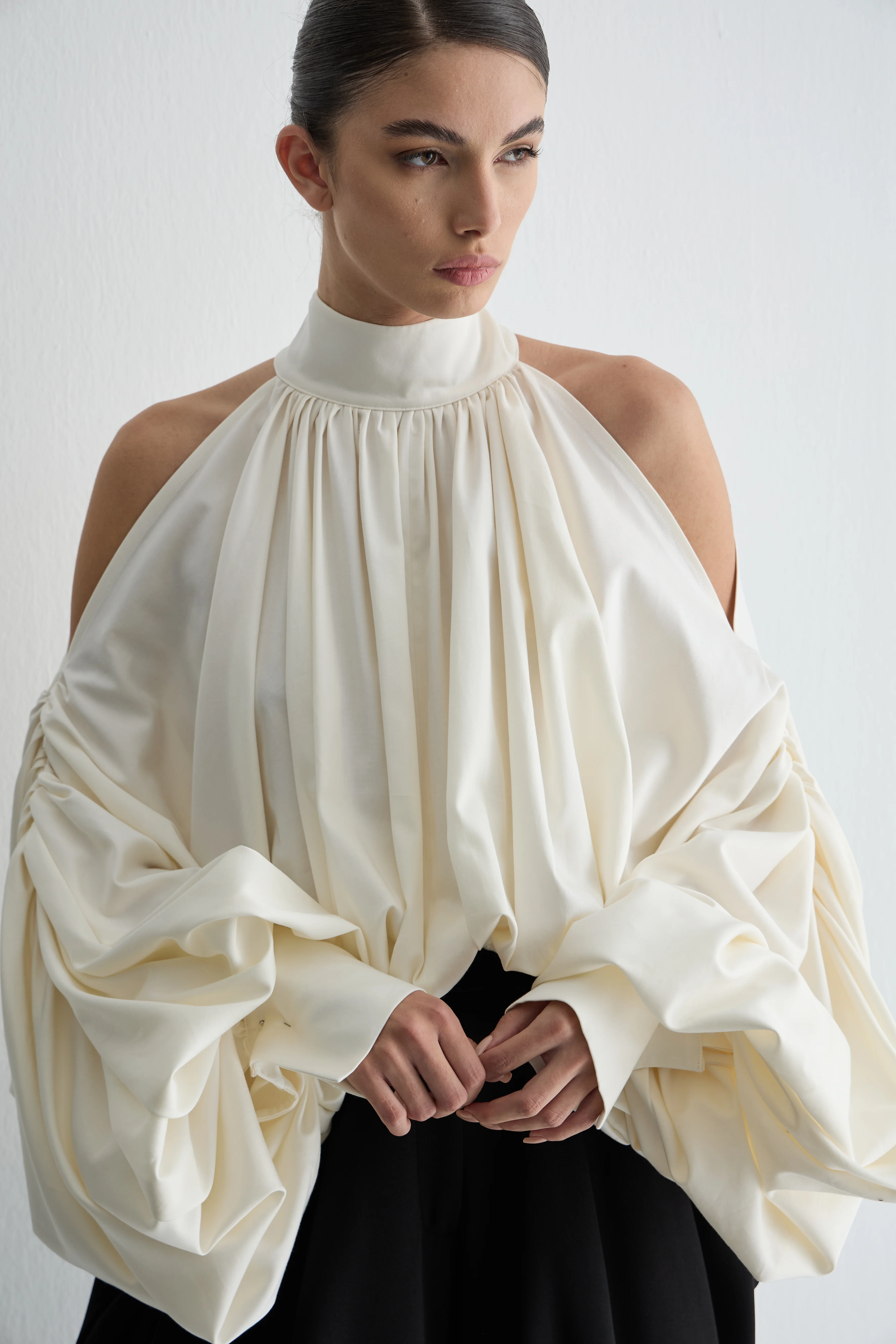 Omuzları Açık Büzgülü Poplin Gömlek