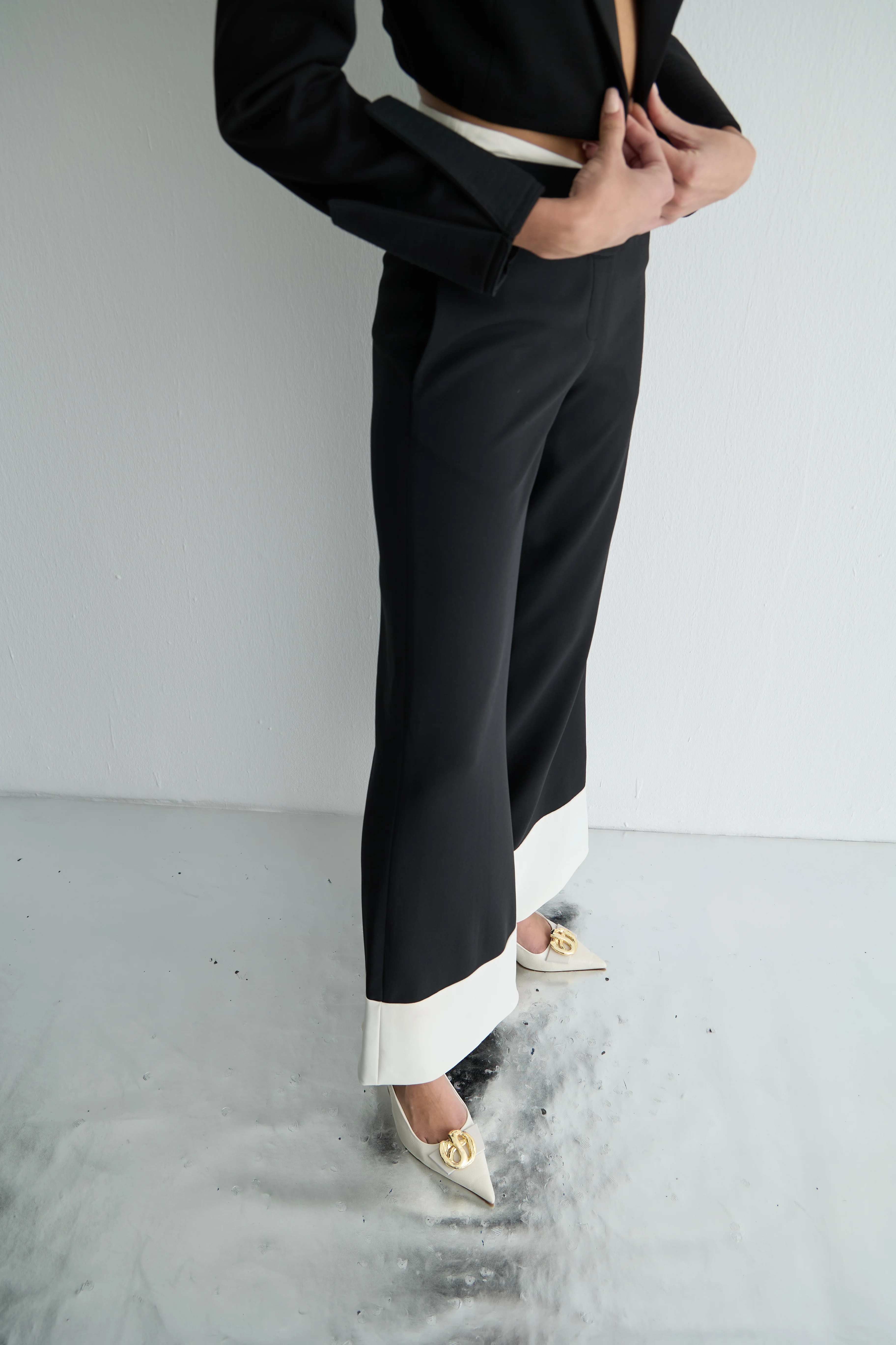 Paçaları Beyaz Detaylı Siyah Pantolon