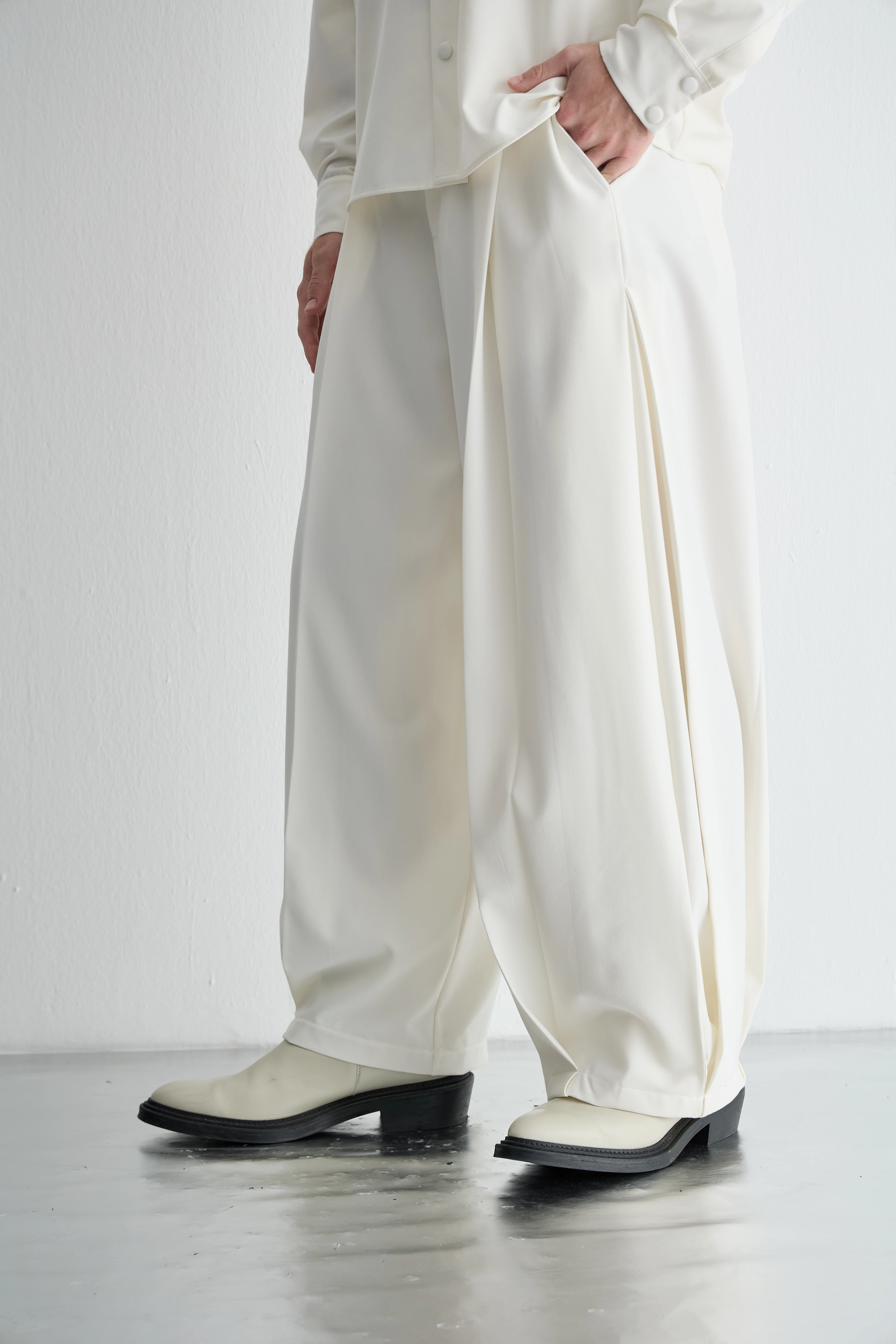 Beyaz Pileli Pantolon