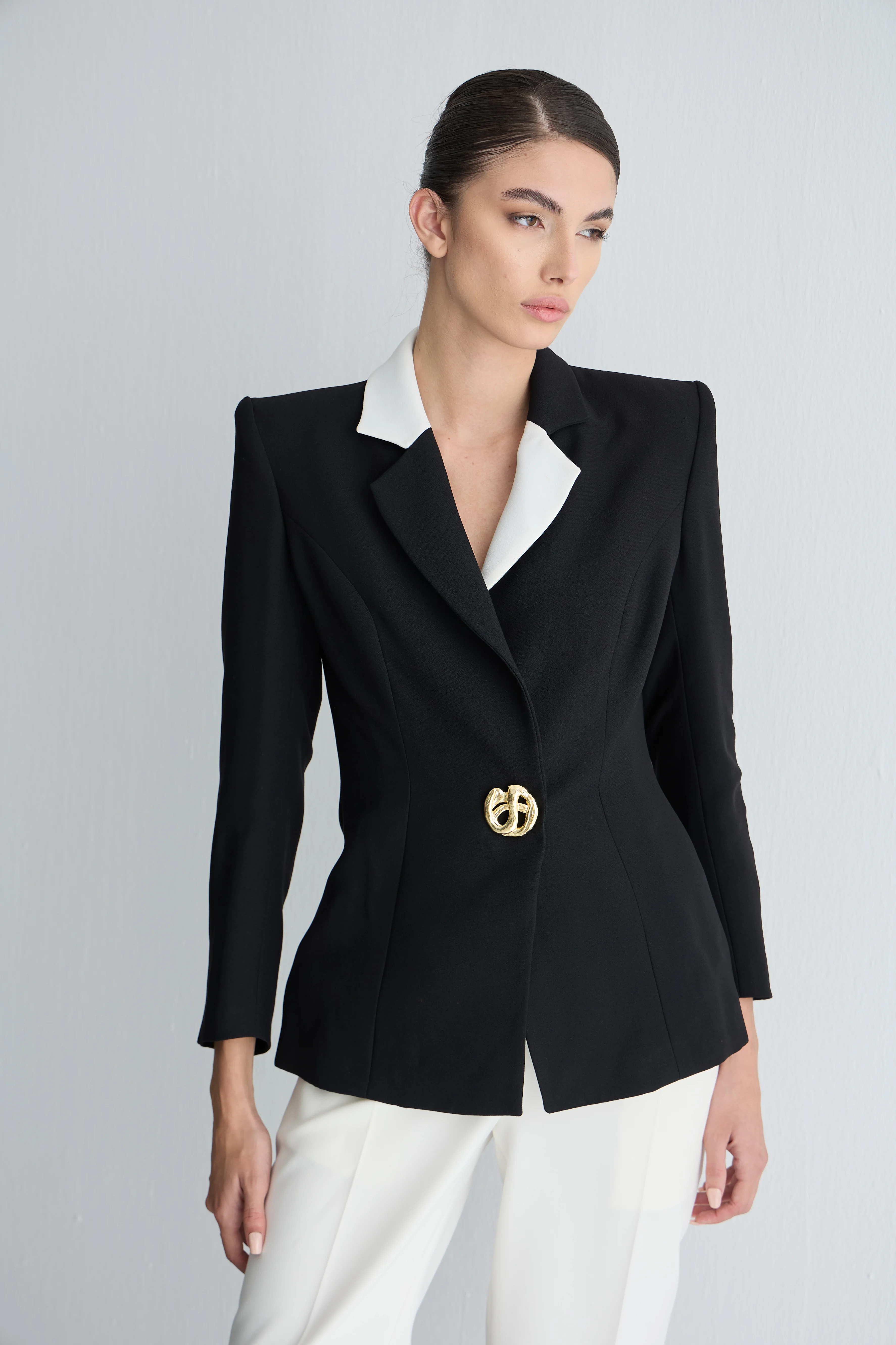 Beyaz Yaka Detaylı Siyah Oturan Ceket