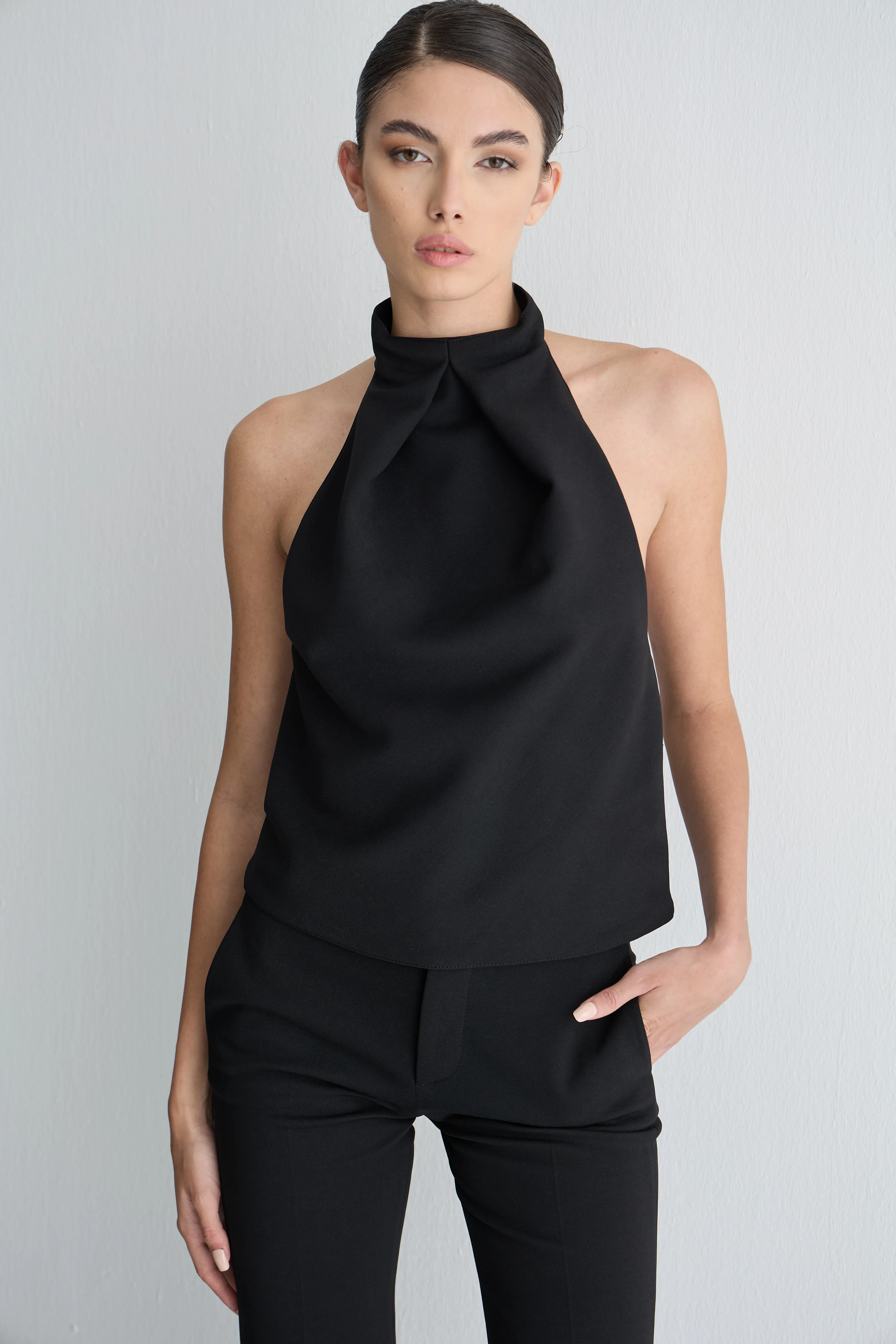 Boğazlı Sırtı Açık Bluz