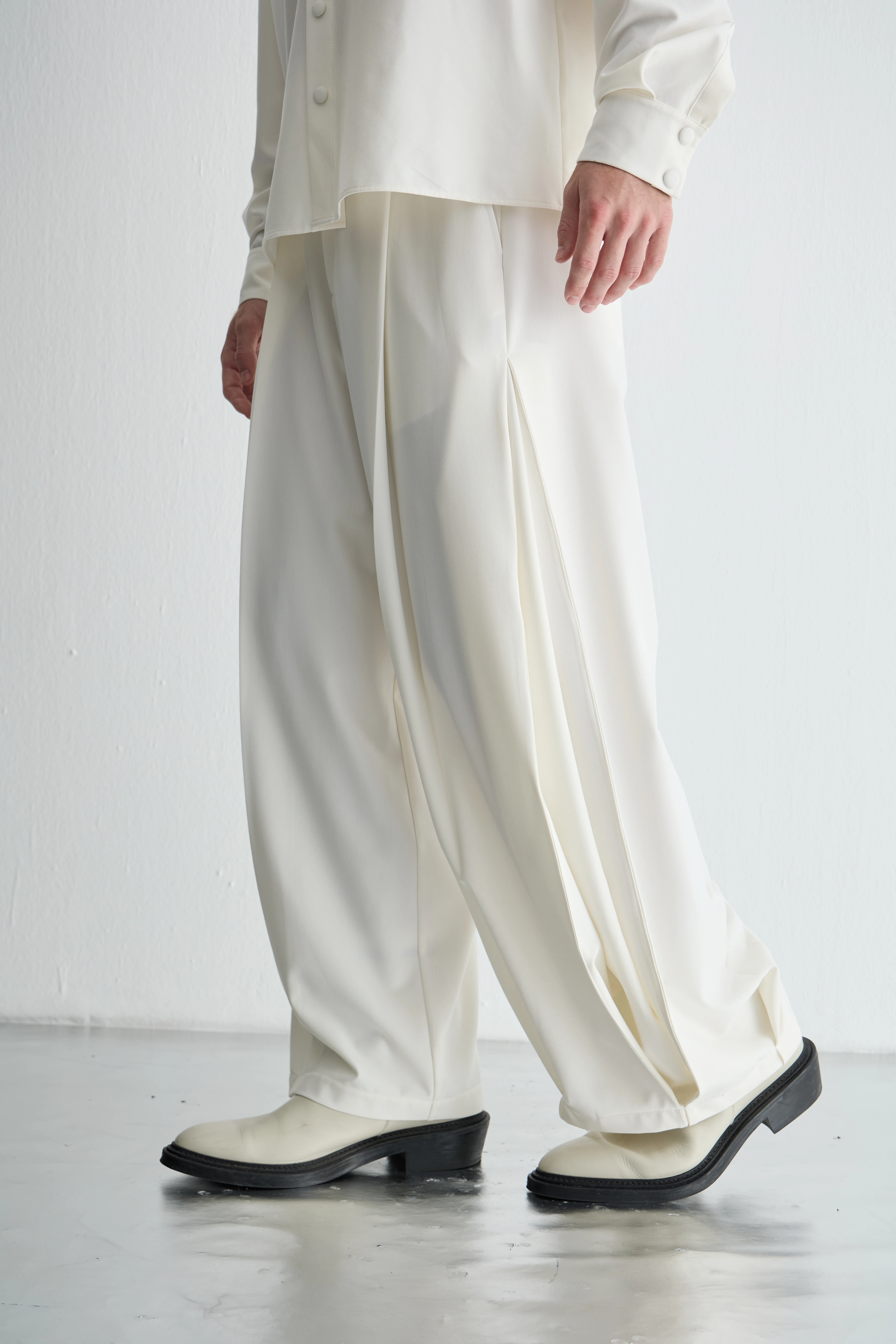 Beyaz Pileli Pantolon