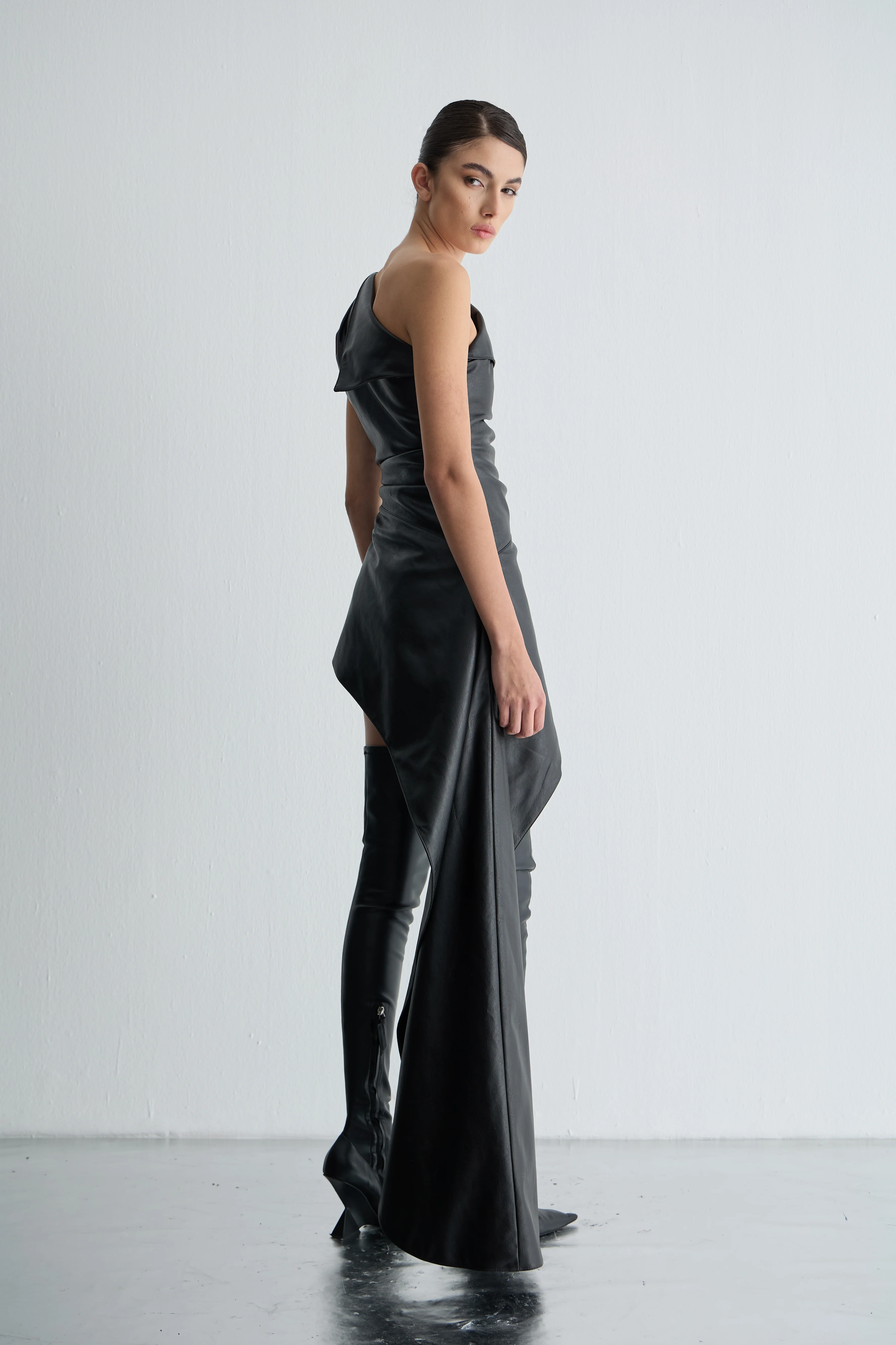 Asimetrik Tek Tarafı Kuyruklu Deri Bluz