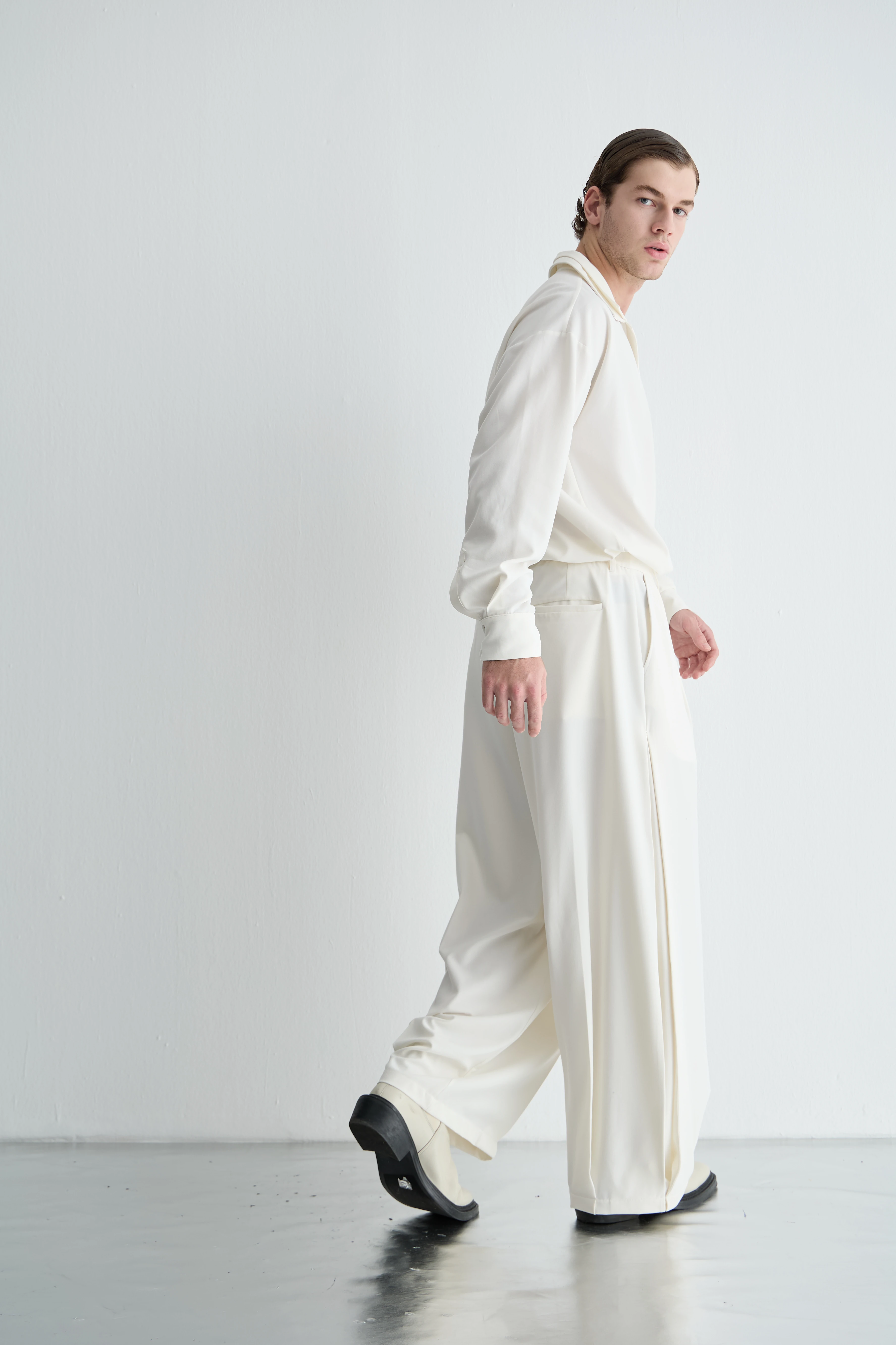 Beyaz Pileli Pantolon